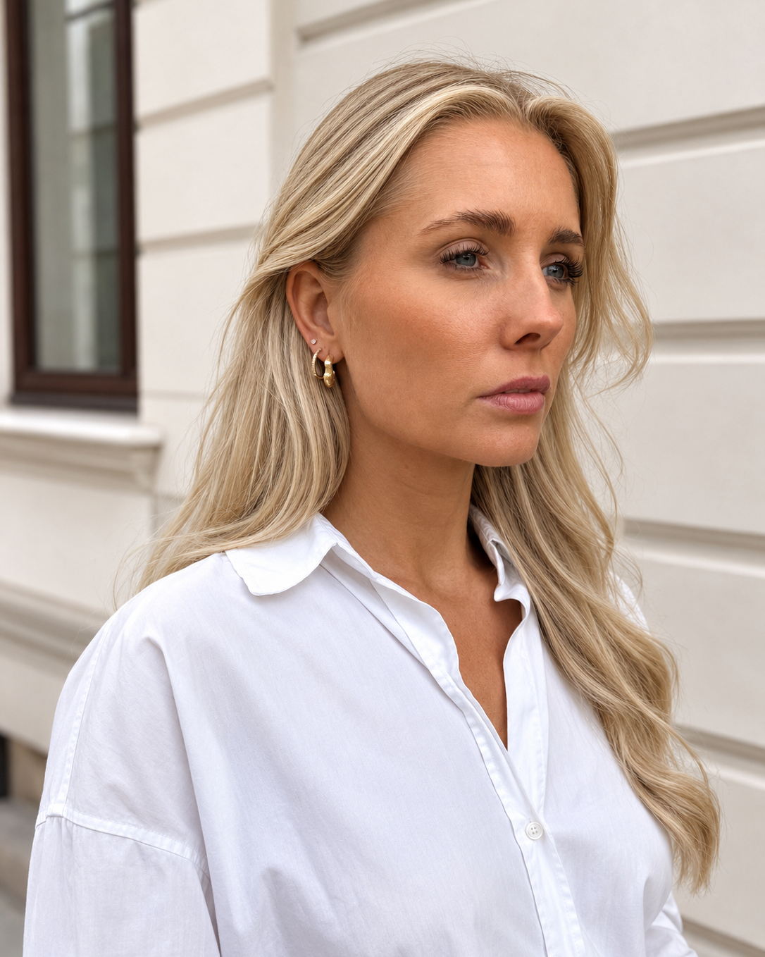 Vergulde Muse en Belle oorbellen in combinatie