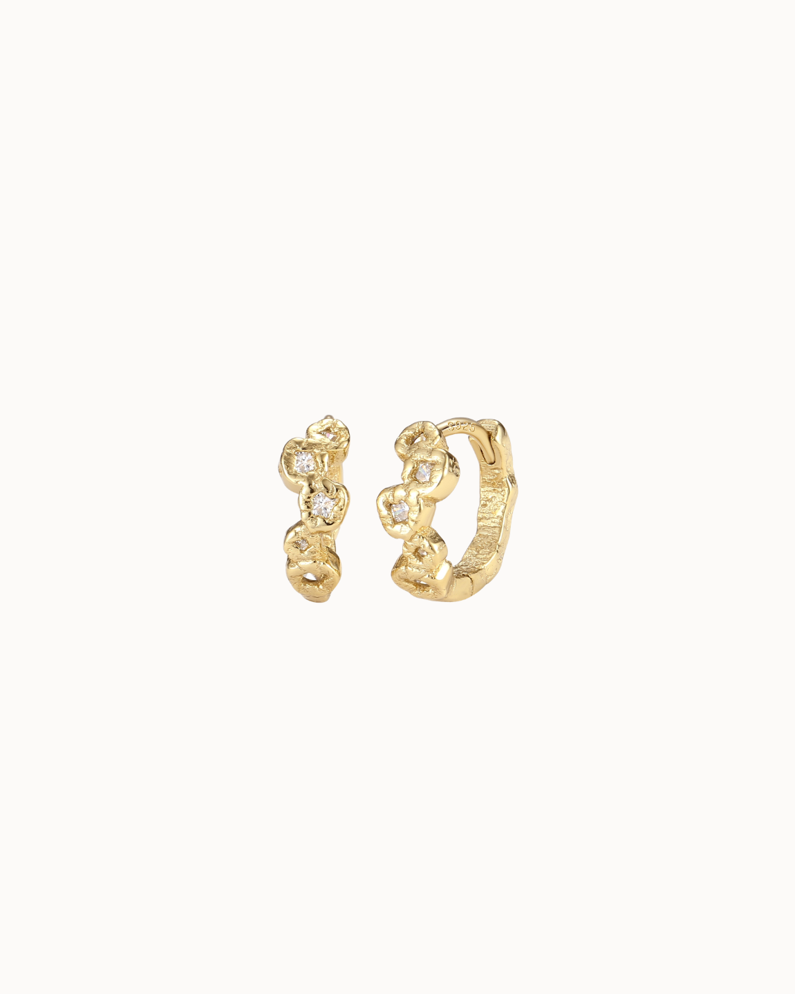 Naiara Earrings – Creolen aus 18K vergoldetem Sterlingsilber mit kleinen Steinen in feinen Trauben