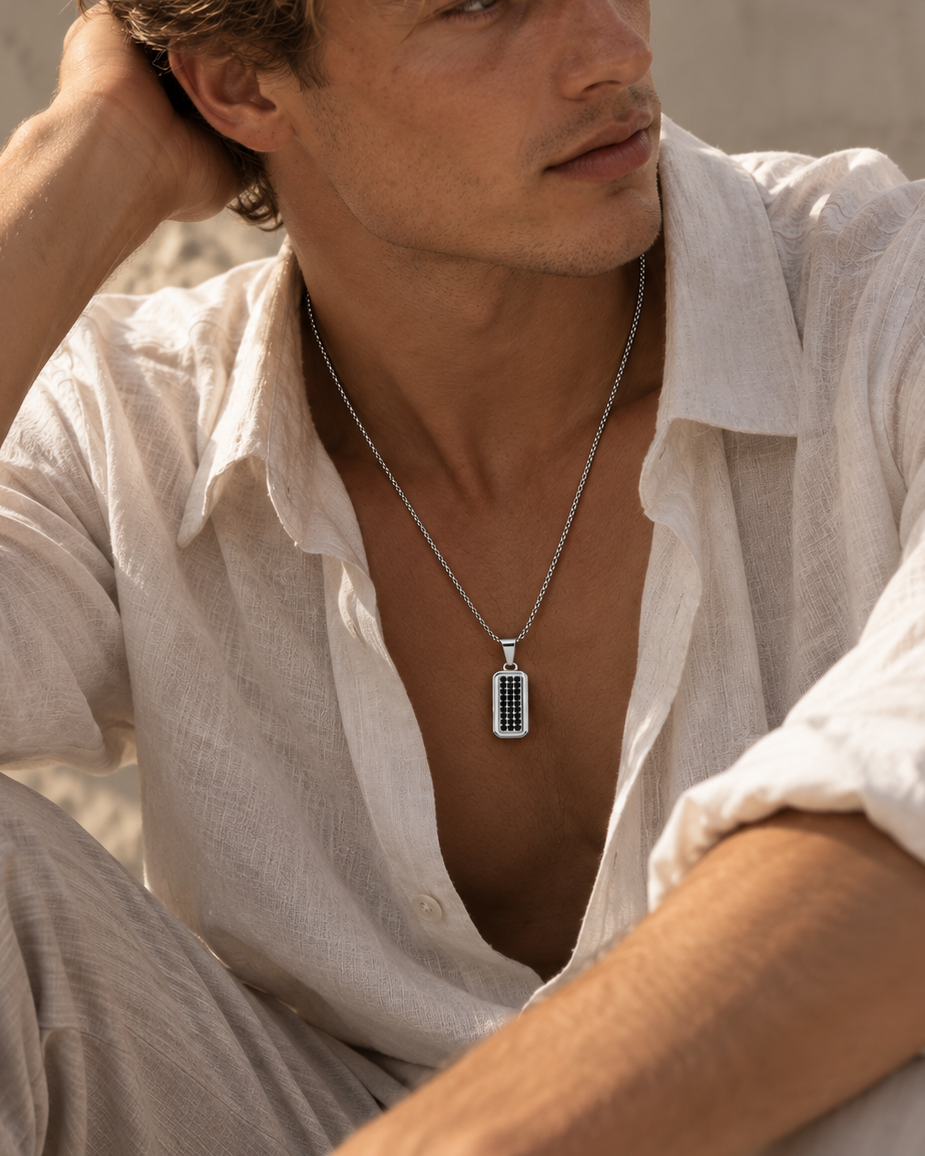 Nash herrehalskæde med rektangulært vedhæng og sorte sten båret af mand