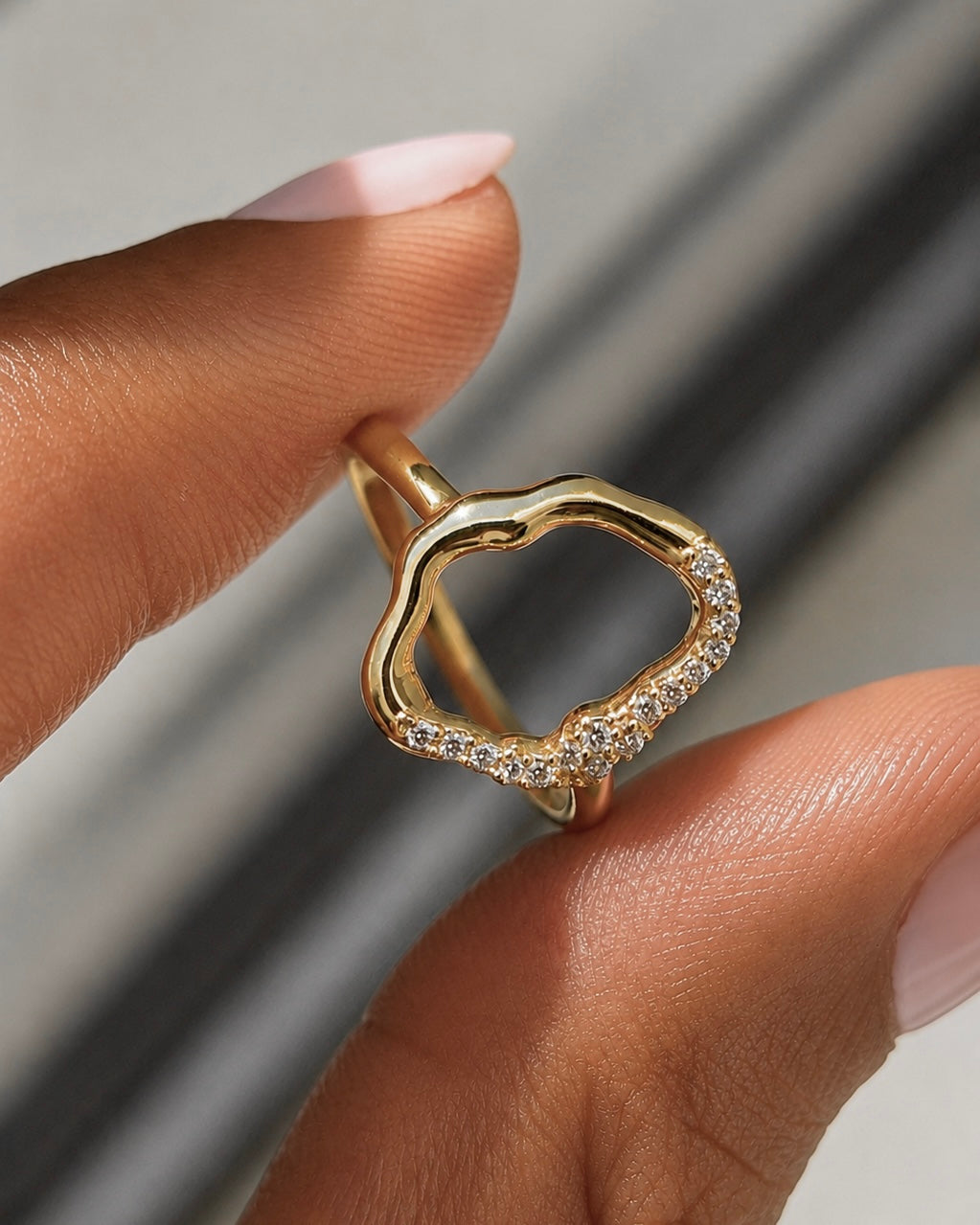Nashira Ring forgyldt med organisk design og klare kubiske zirkoner