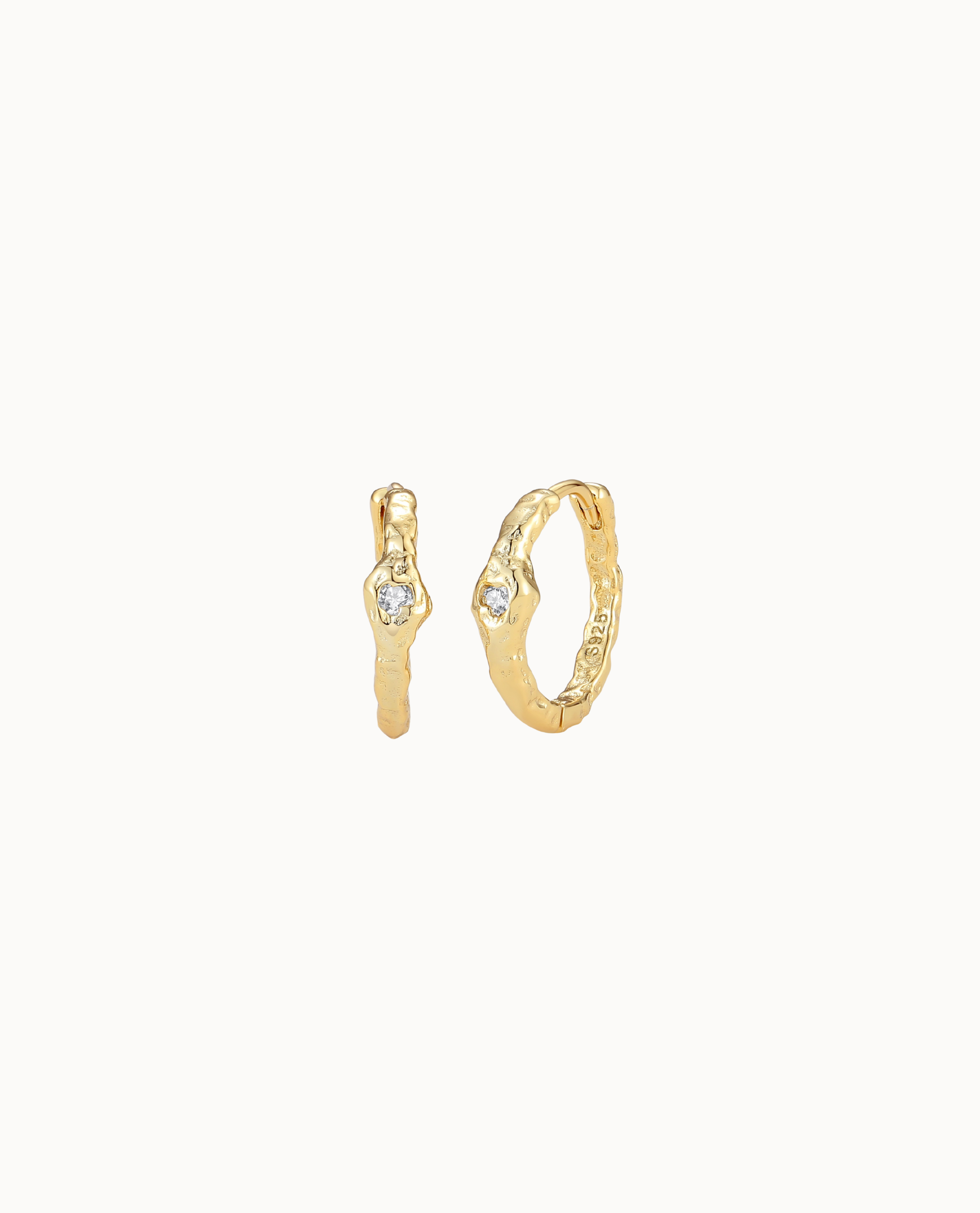 Nepit Ohrringe aus 18K vergoldetem Sterlingsilber mit organischer Form um einen Zirkon
