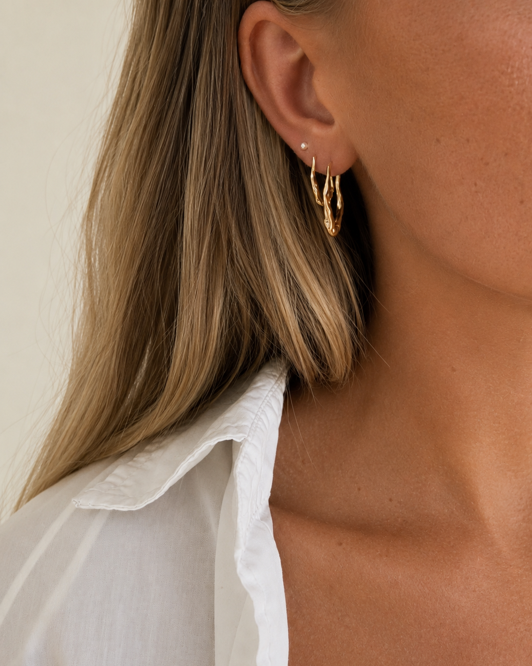 Nerea øreringe S og L i forgyldt design med organiske hoops