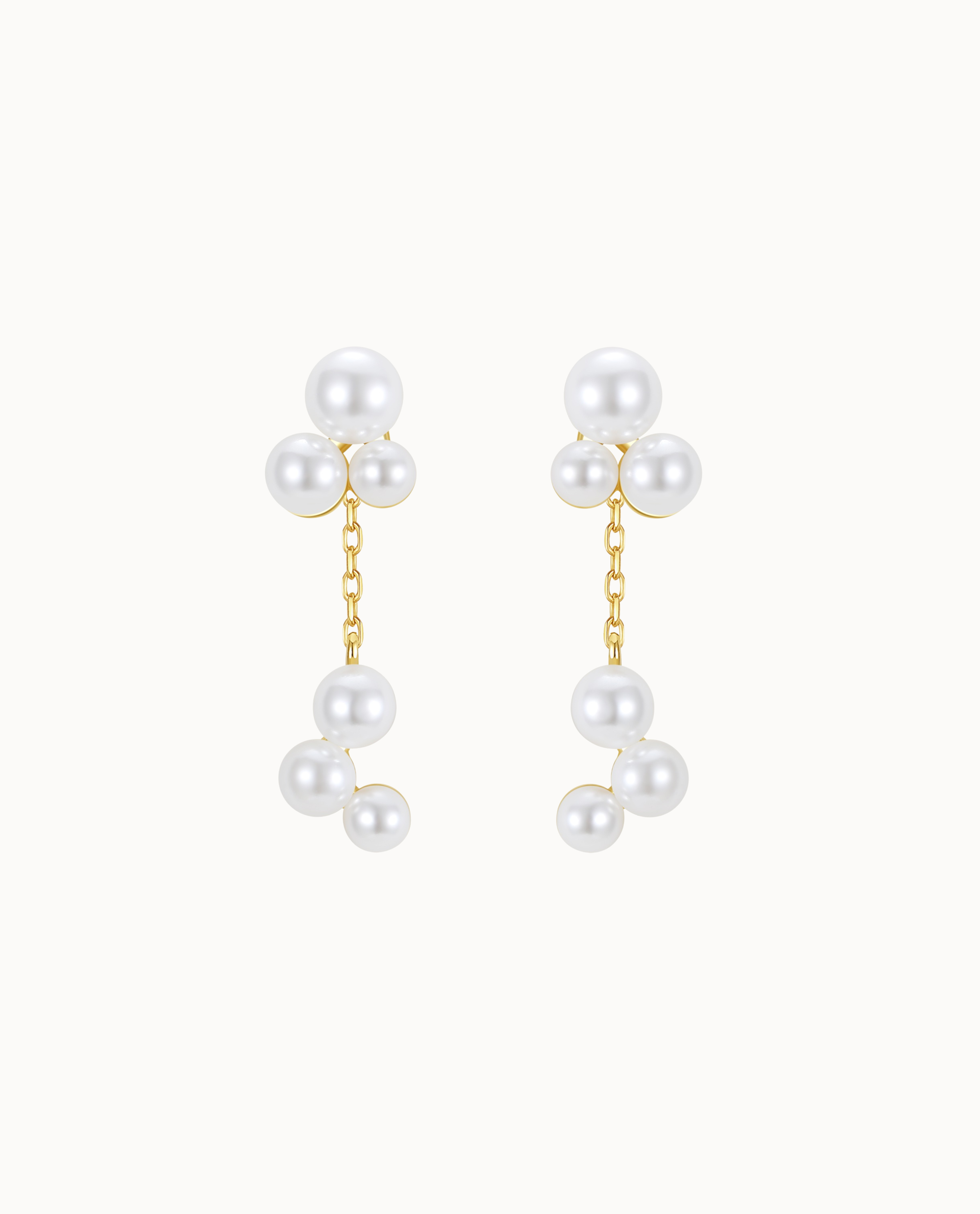 Nerio Earrings i 18K förgyllt sterlingsilver med två pärlklasar förbundna med fin kedja