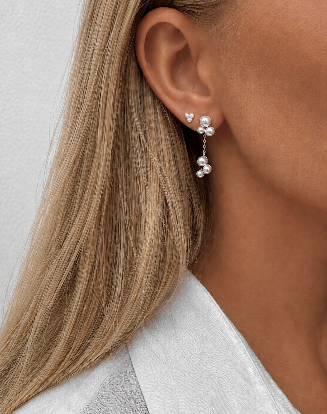 Nerio örhängen i sterlingsilver med pärlor som små droppar i rörelse