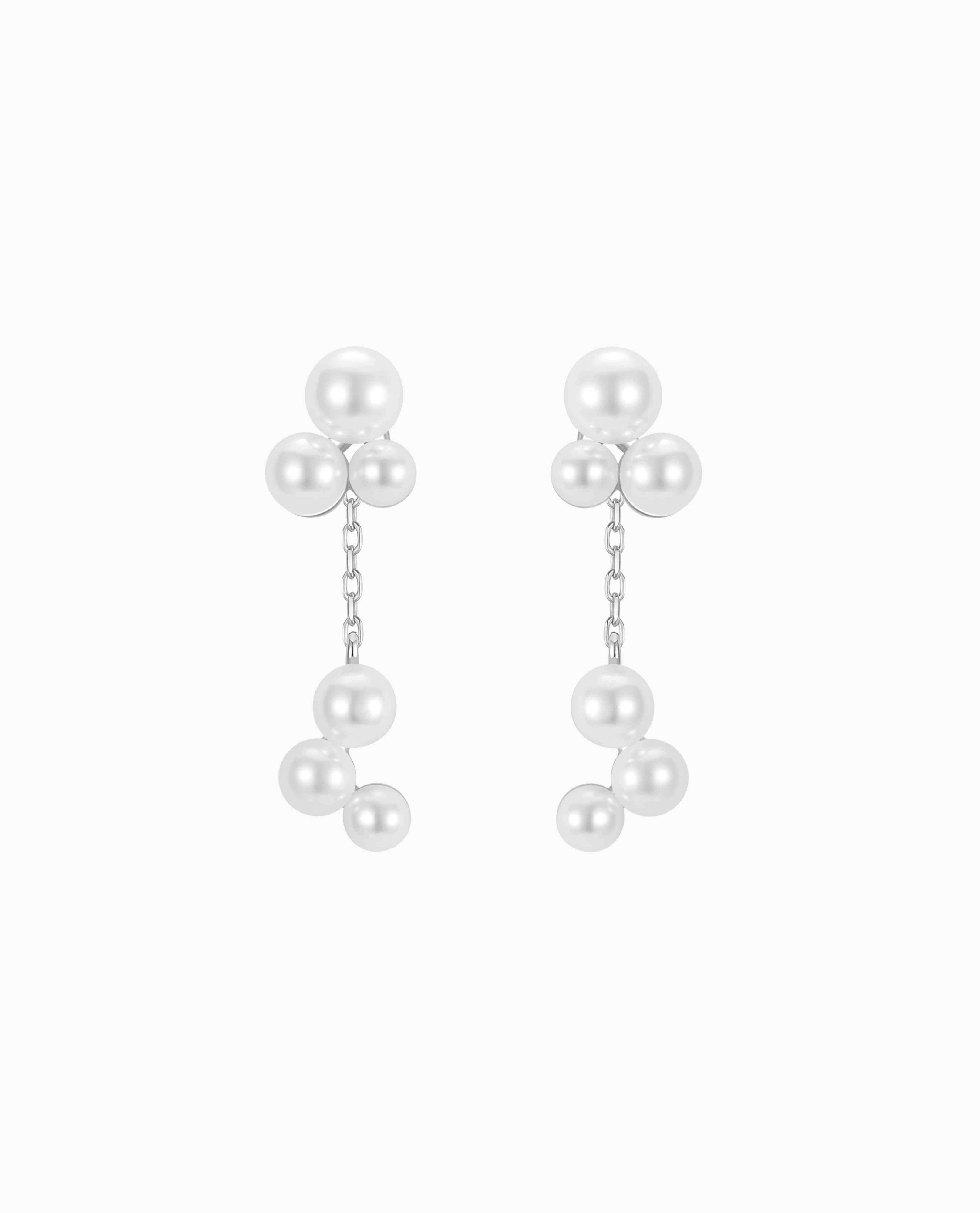 Nerio Earrings i 925 sterlingsilver med två pärlklasar förbundna med fin kedja