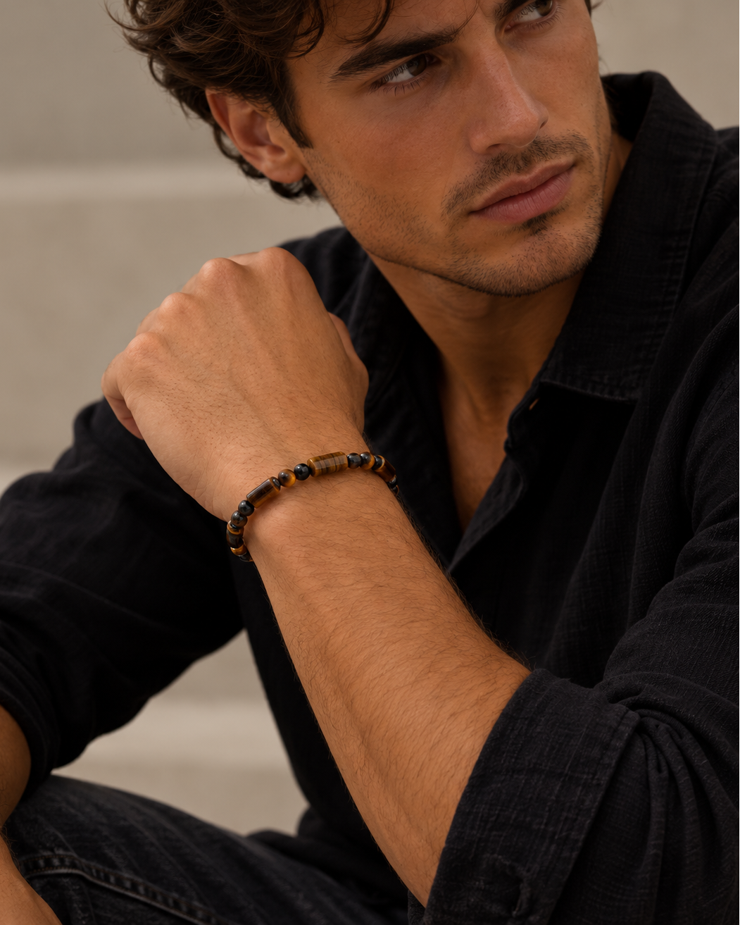 Verstellbares Nero Armband für Herren mit braunen und schwarzen Steinen in verschiedenen Formen