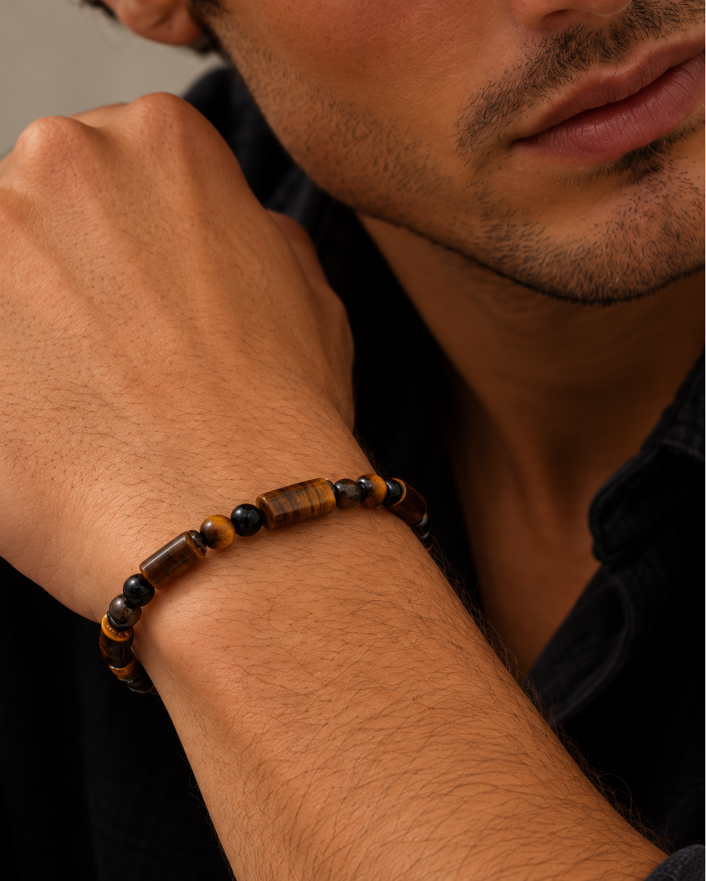 Detail of Nero men's bracelet with the natural play of colours of the tiger's eye