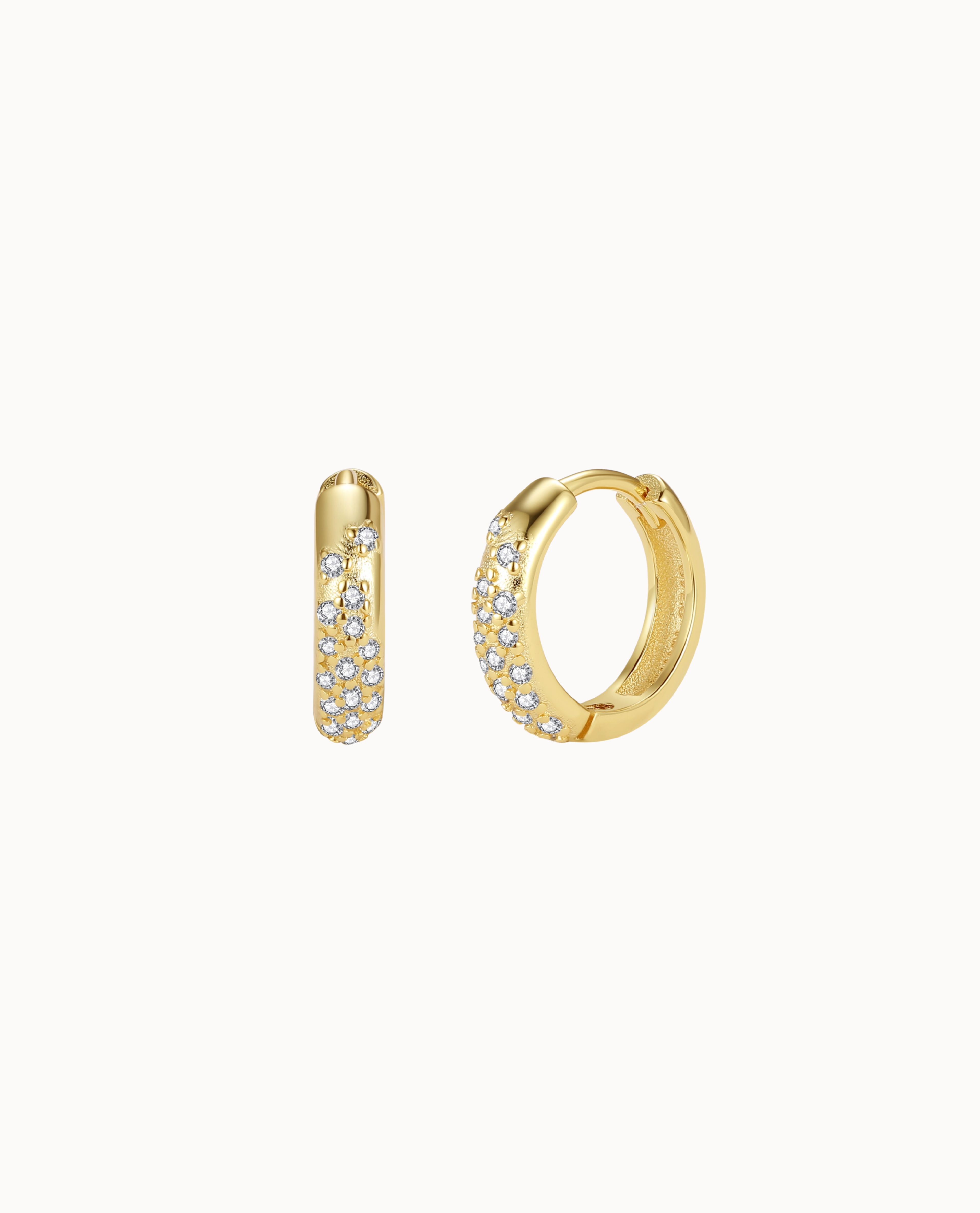 Nila Earrings i 18K forgyldt sterlingsølv – små hoops fyldt med klare zirkoner