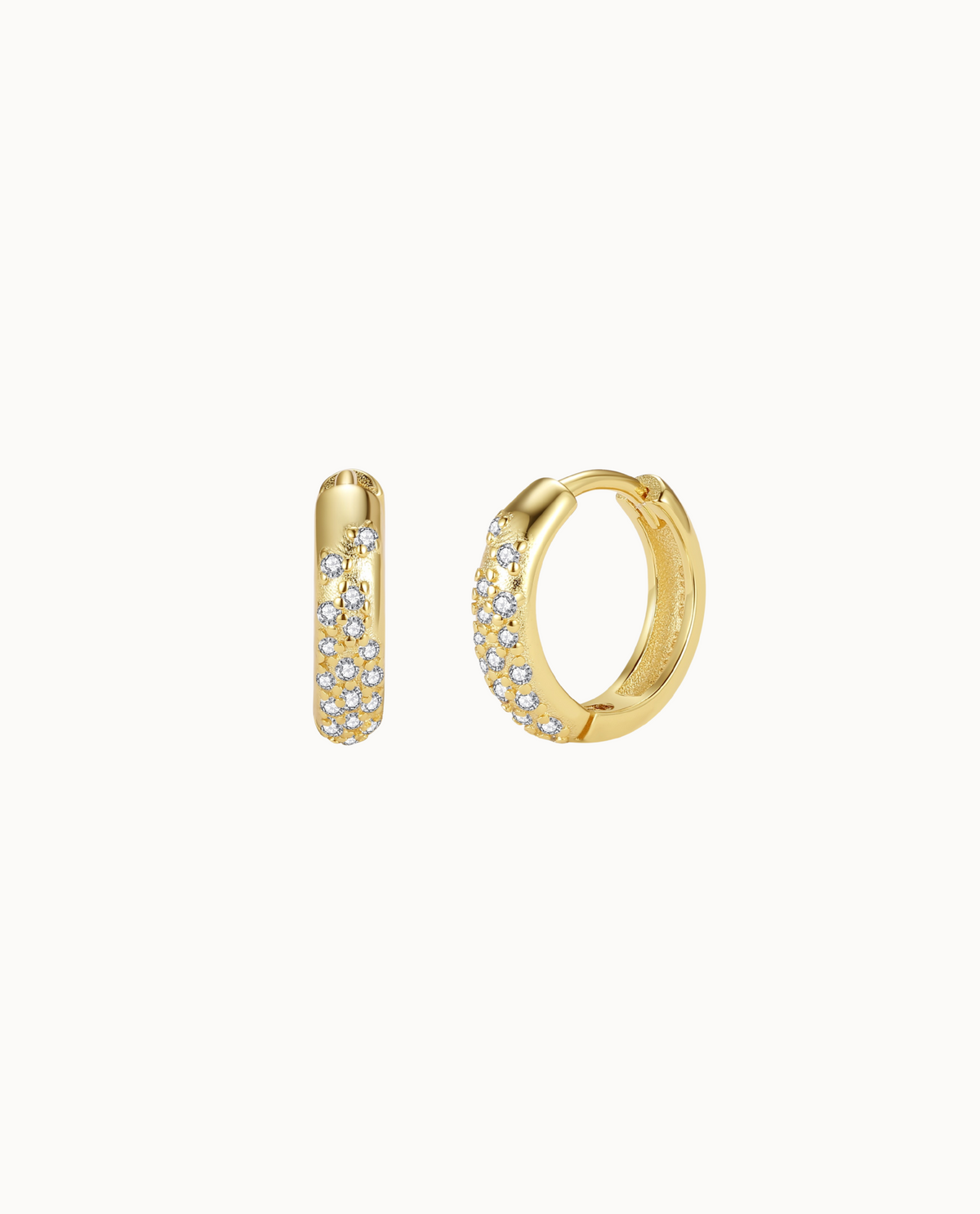Nila Earrings i 18K forgylt sterlingsølv – små creoler fylt med klare zirkoner