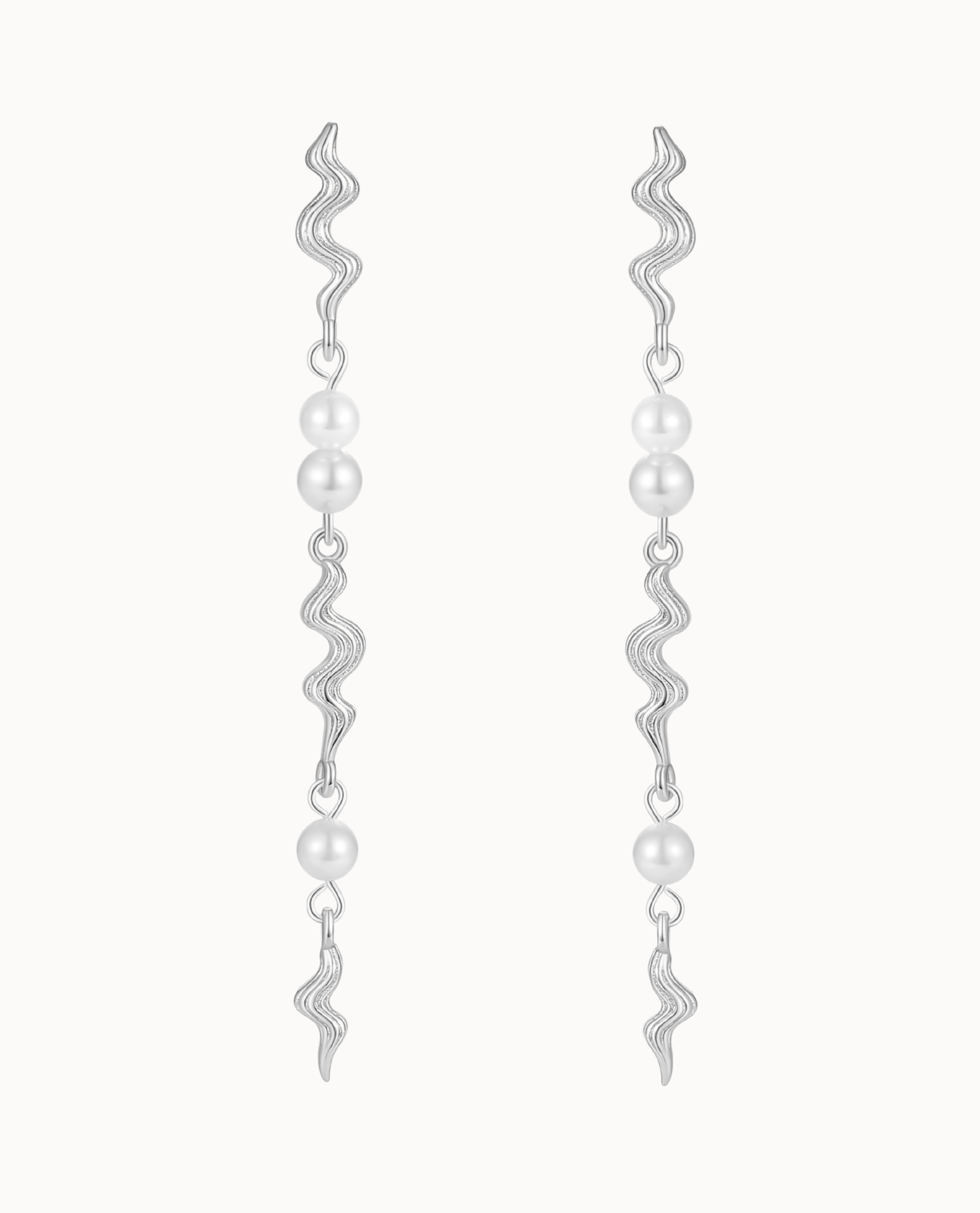 Nisa Ohrringe aus 925er Sterlingsilber mit welligen Anhängern und Muschelperlen