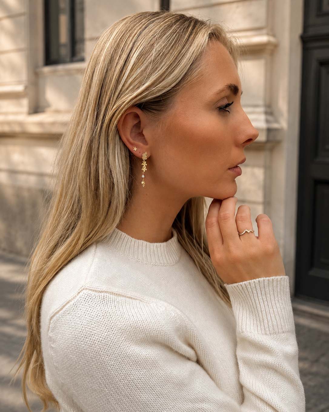 Nusa Petite Studs i forgyldt sølv – små blomsterørestikker til hverdag