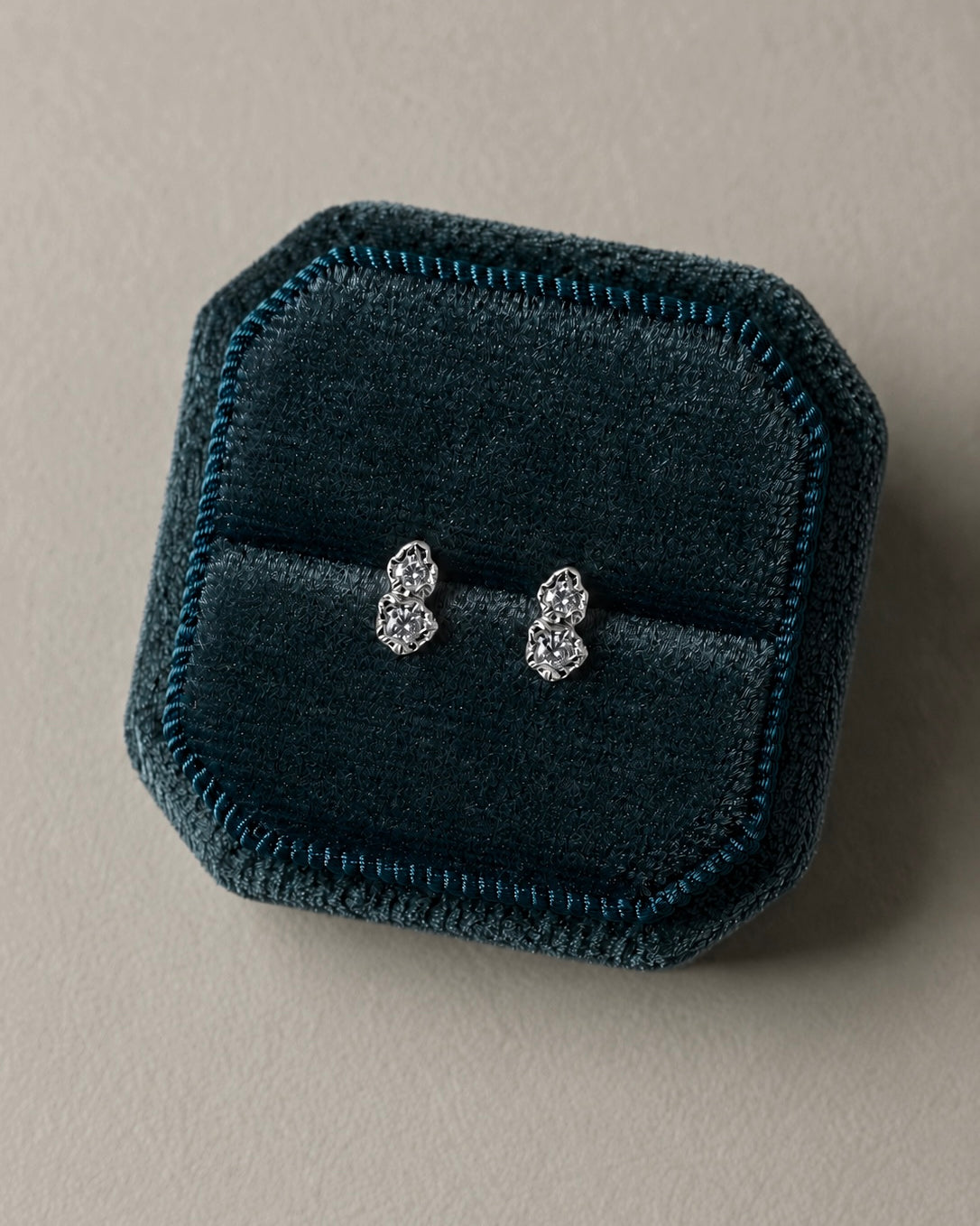 Kleine Nuvia oorknopjes in sterling zilver met kubische zirkonen