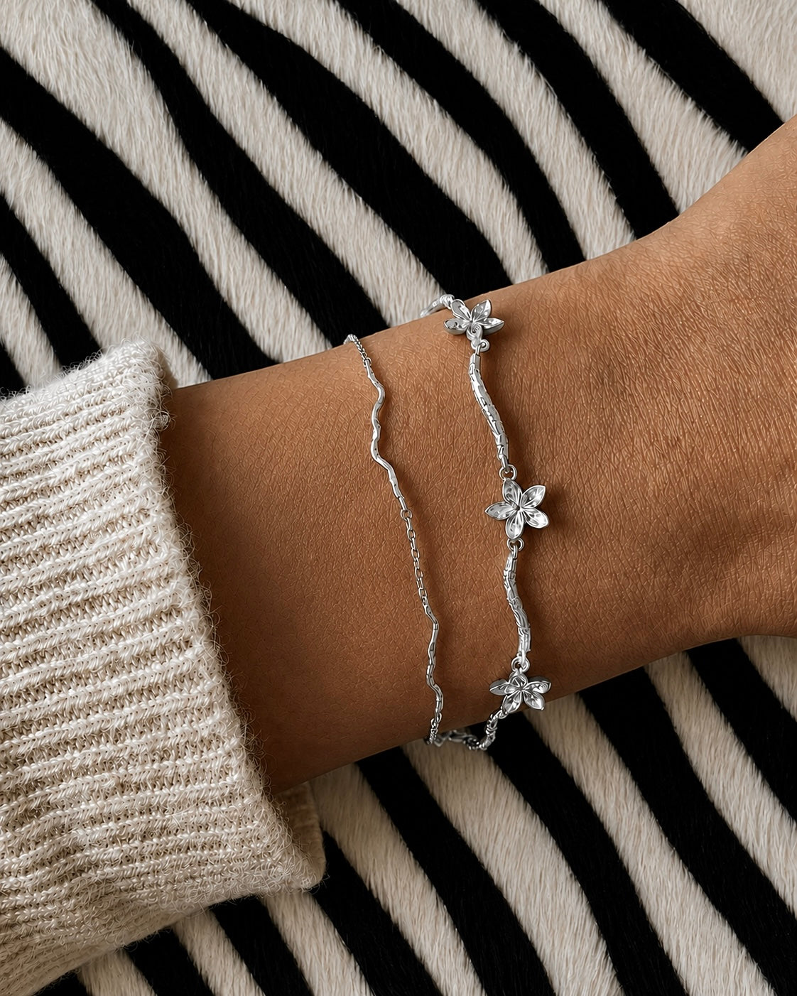 Oahu Armband aus Sterlingsilber mit feinen Blumendetails um das Handgelenk