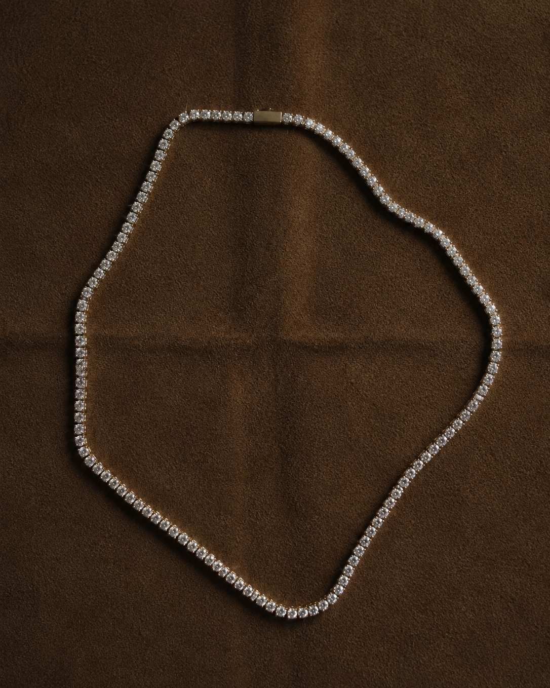 Oraya Tennis Necklace 2,5 mm i forgyldt rustfrit stål med klare zirkoner