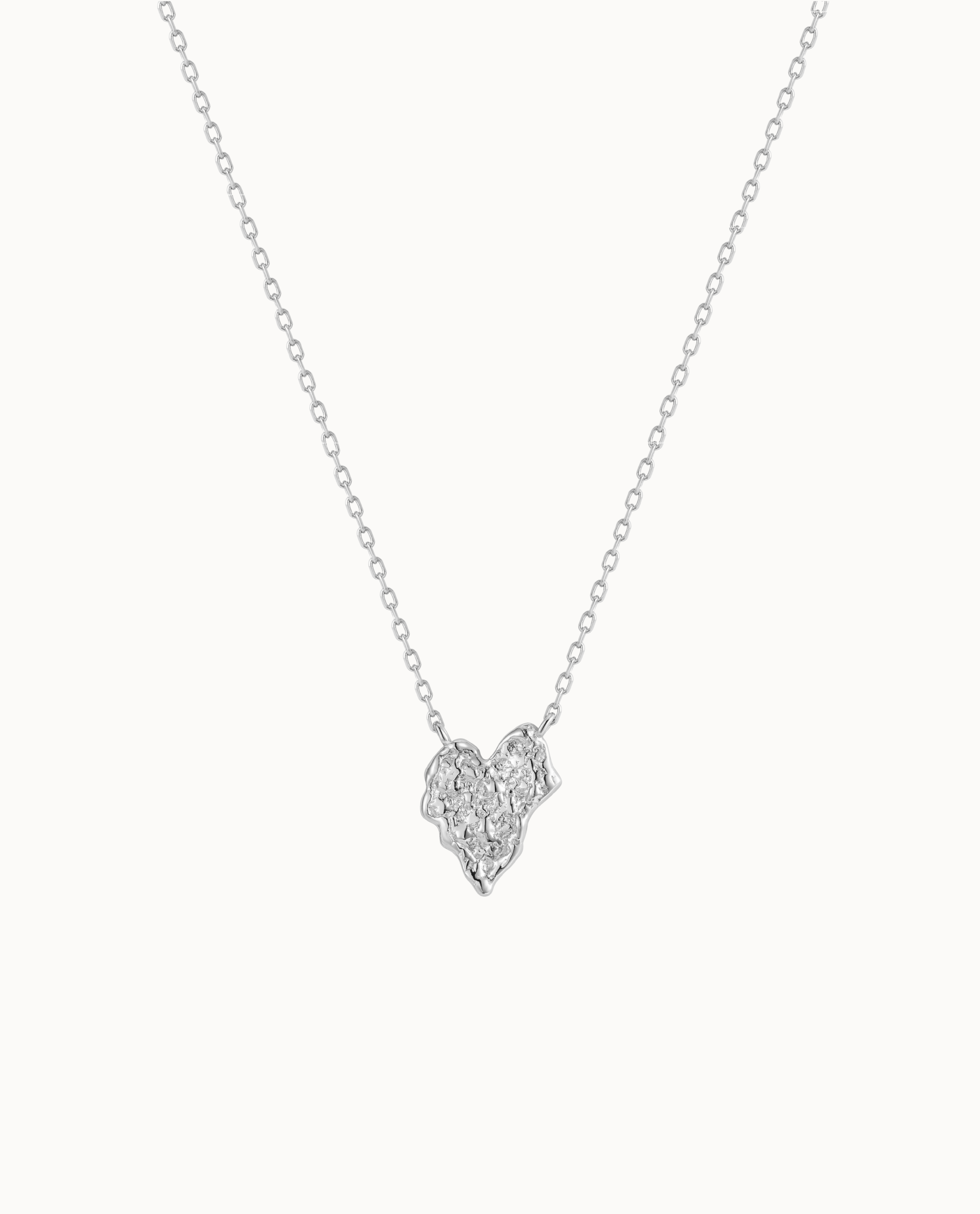 Palila Necklace i 925 sterlingsilver med hjärtformat hänge och rå yta