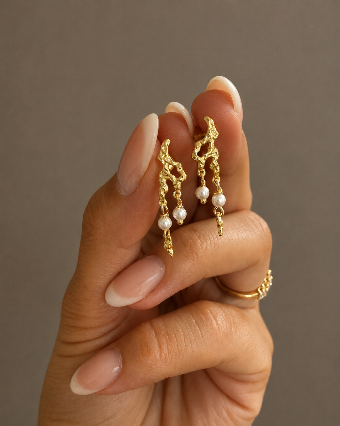 Gold-plated Pavati earrings with pearls from the Reef collection