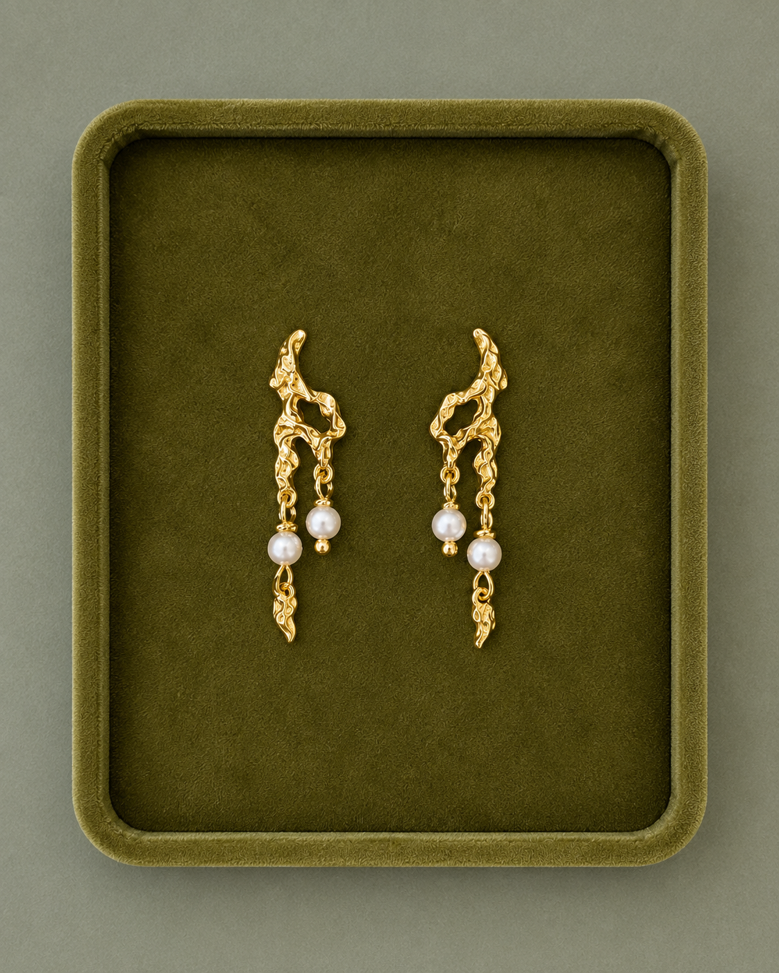 Pavati Earrings in gold-plated 925 sterling silver in a jewellery box