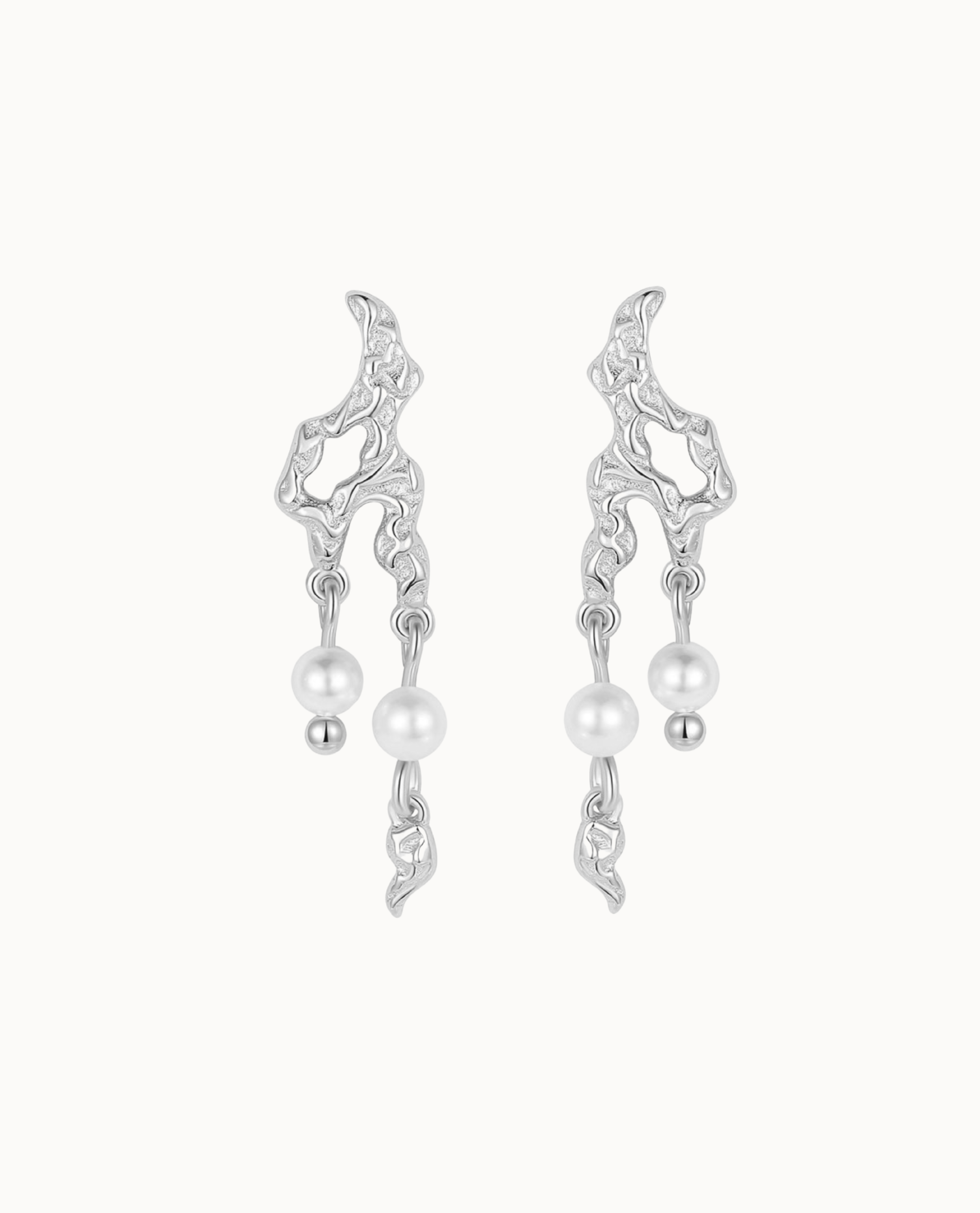 Pavati Earrings in 925 sterling zilver met gehamerd oppervlak en twee parels