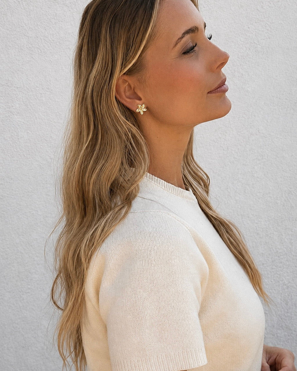 Vergoldete Poppy Ohrringe mit ausgeschnittenen Blütenblättern und glänzendem Look