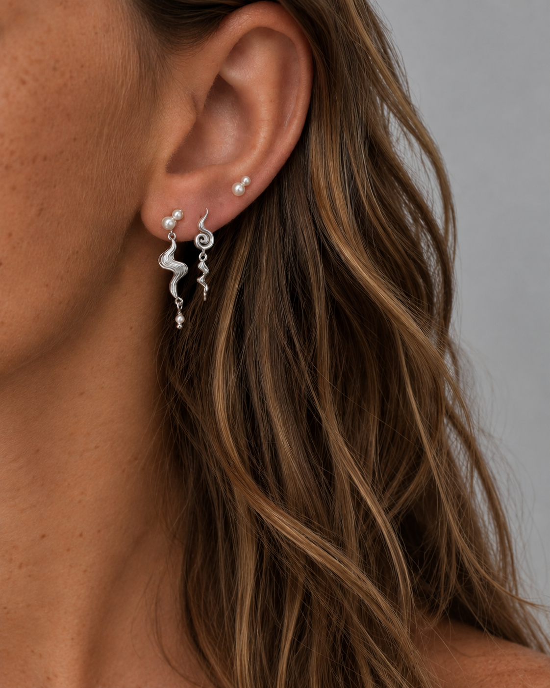 Reviera earrings with wavy pendants and shell pearls in 925 sterling silver