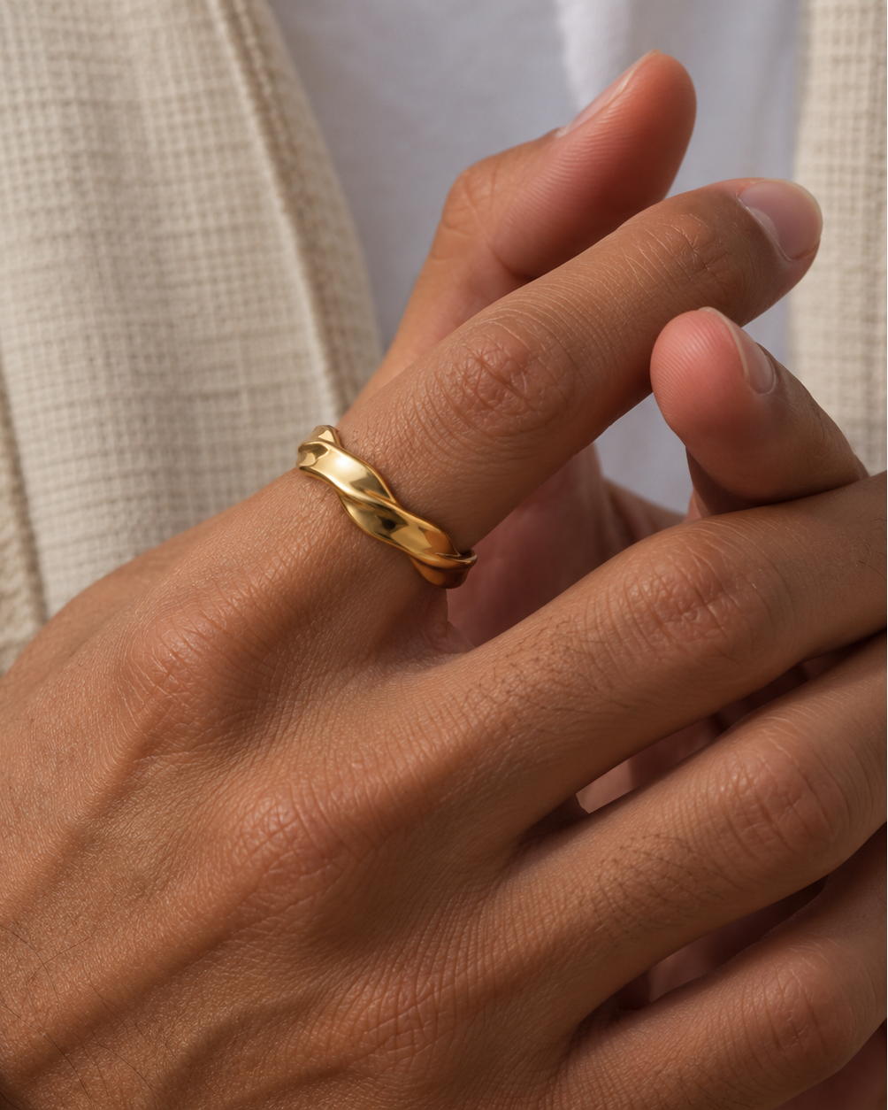 Rivo gold-plated men's ring with soft waves in focus