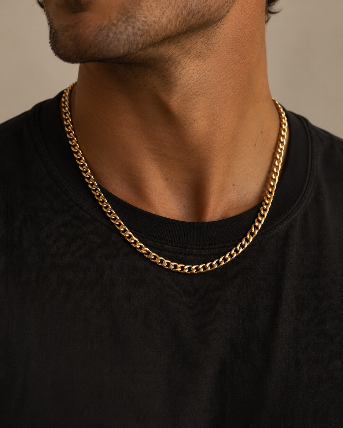 Forgyldt Rogue Chain 4,5 mm i rustfrit stål båret om en mands hals