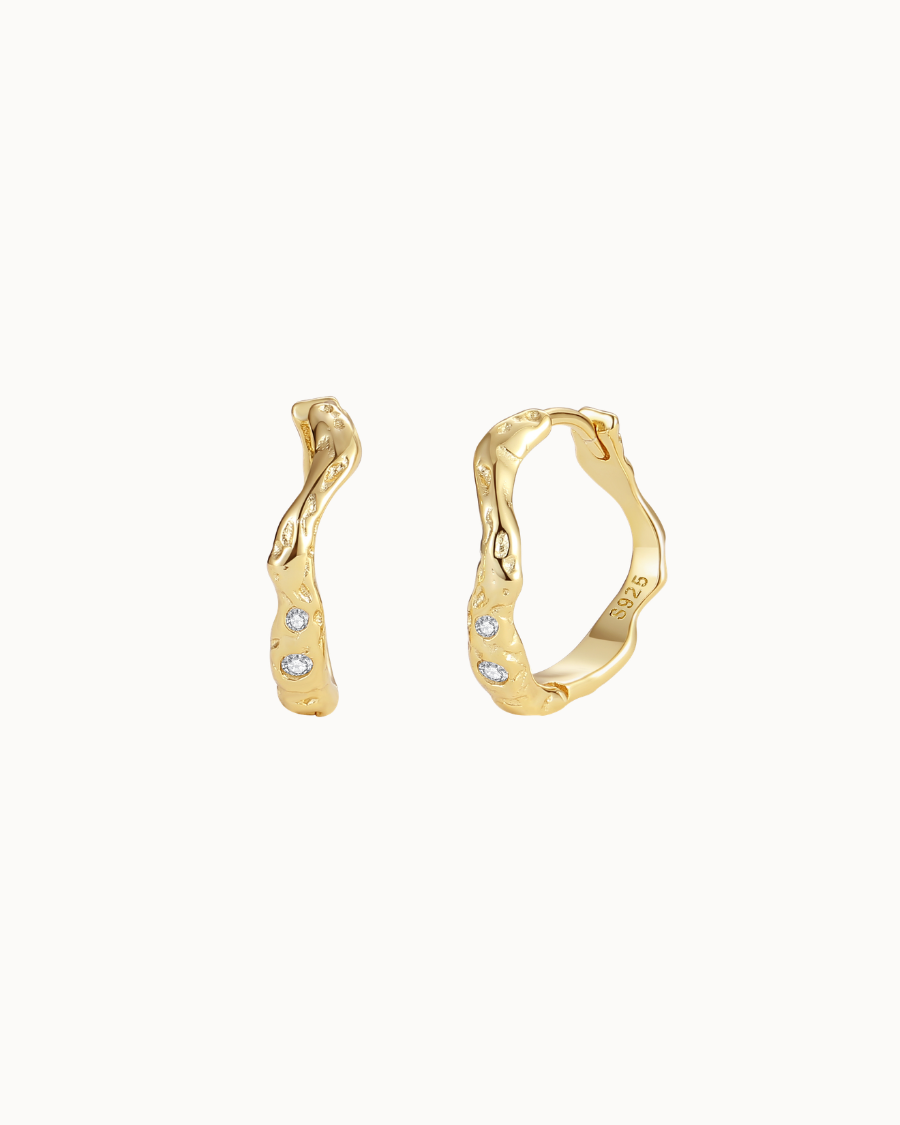 Saba Earrings – bølgende hoops i 18K forgyldt sterlingsølv med funklende sten