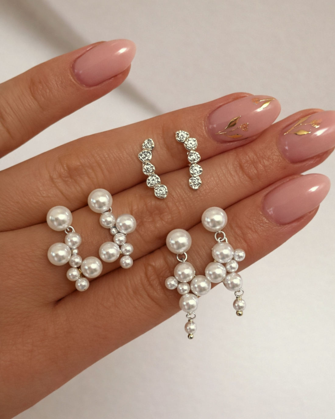 Sabella en Mehuli oorbellen in zilver samen gestyled