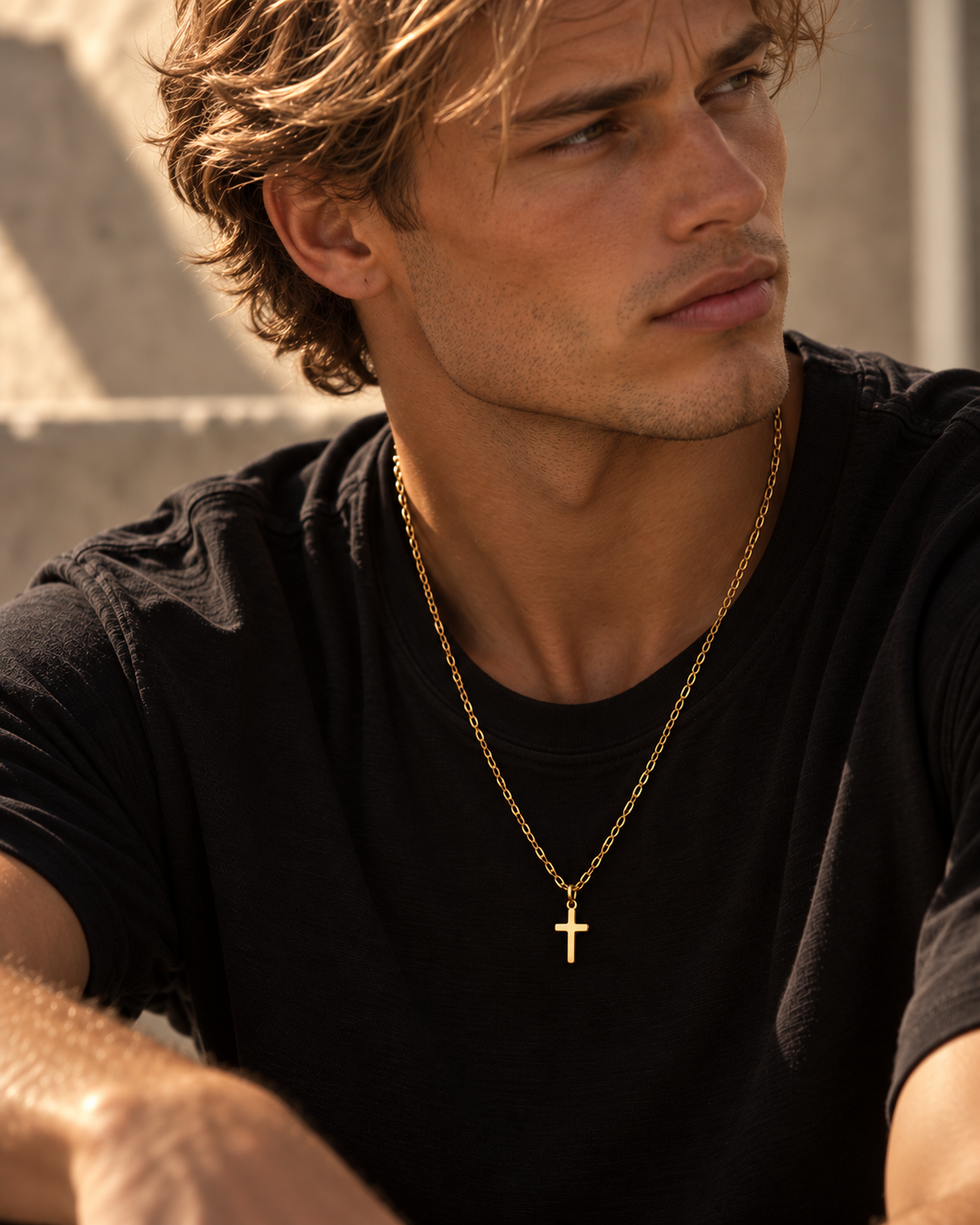 Saint ketting met gouden kruis gedragen door een man in zonlicht