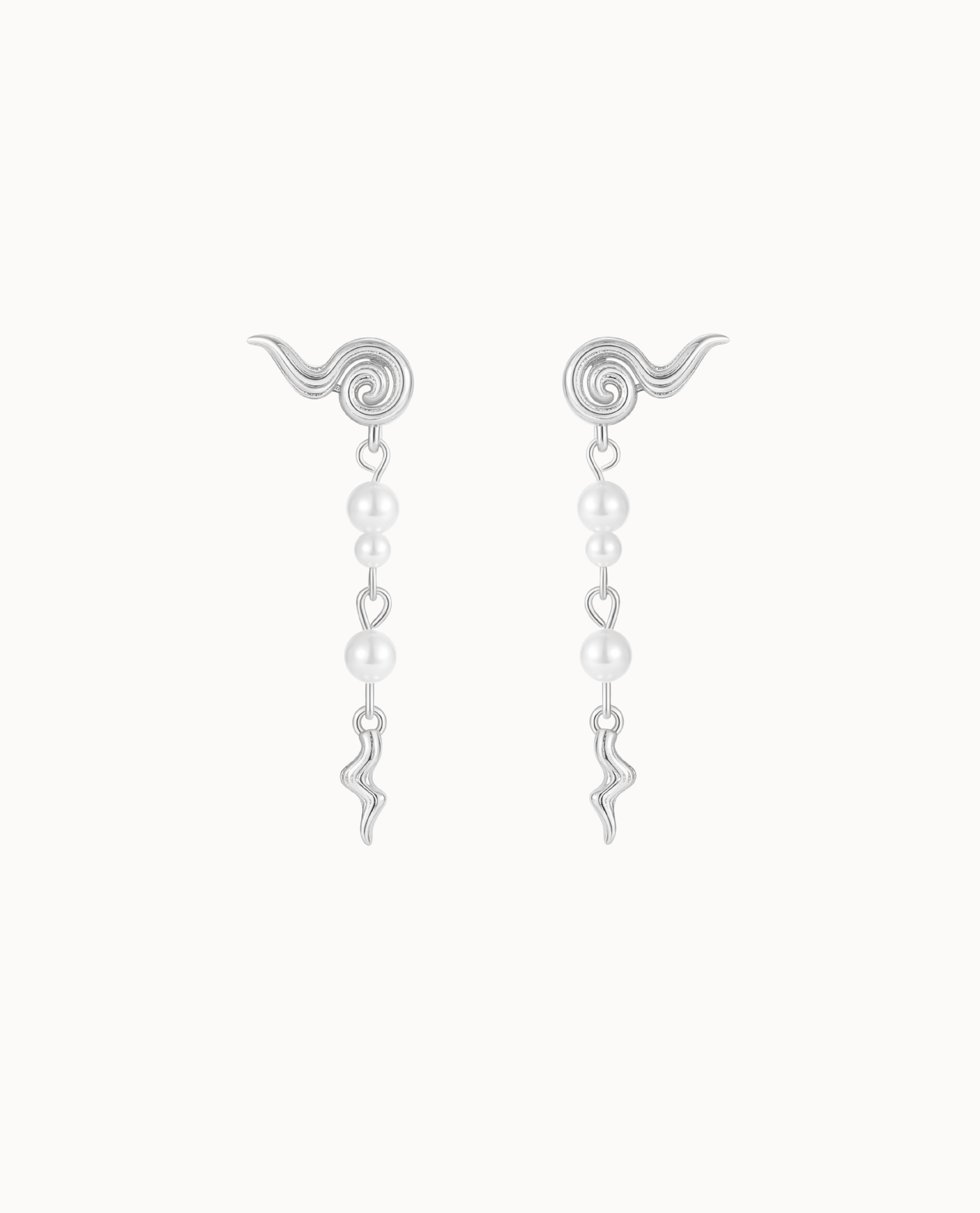 Sarka oorbellen in 925 sterling zilver met gedraaide hangers en schelpparels