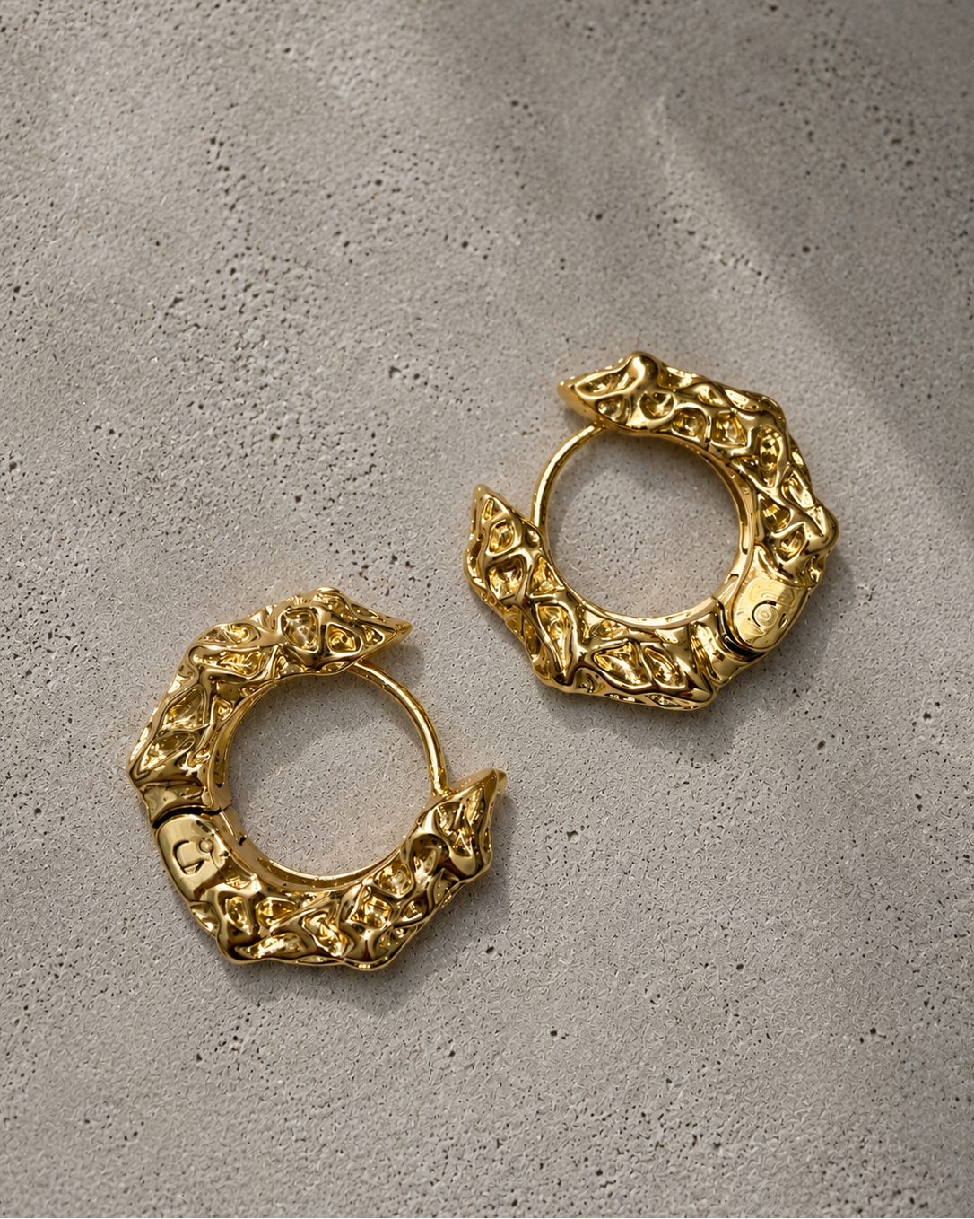 Sera chunky hoops i guld med skulpturelt udtryk