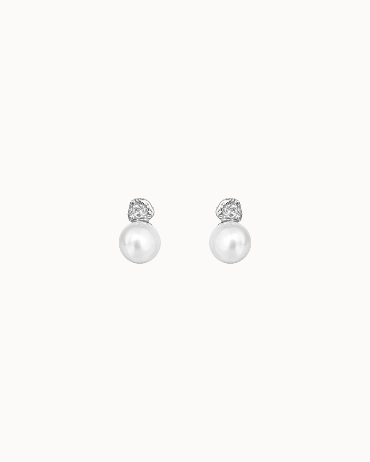 Seraya Petite Ohrstecker aus 925er Sterlingsilber mit feiner Perle