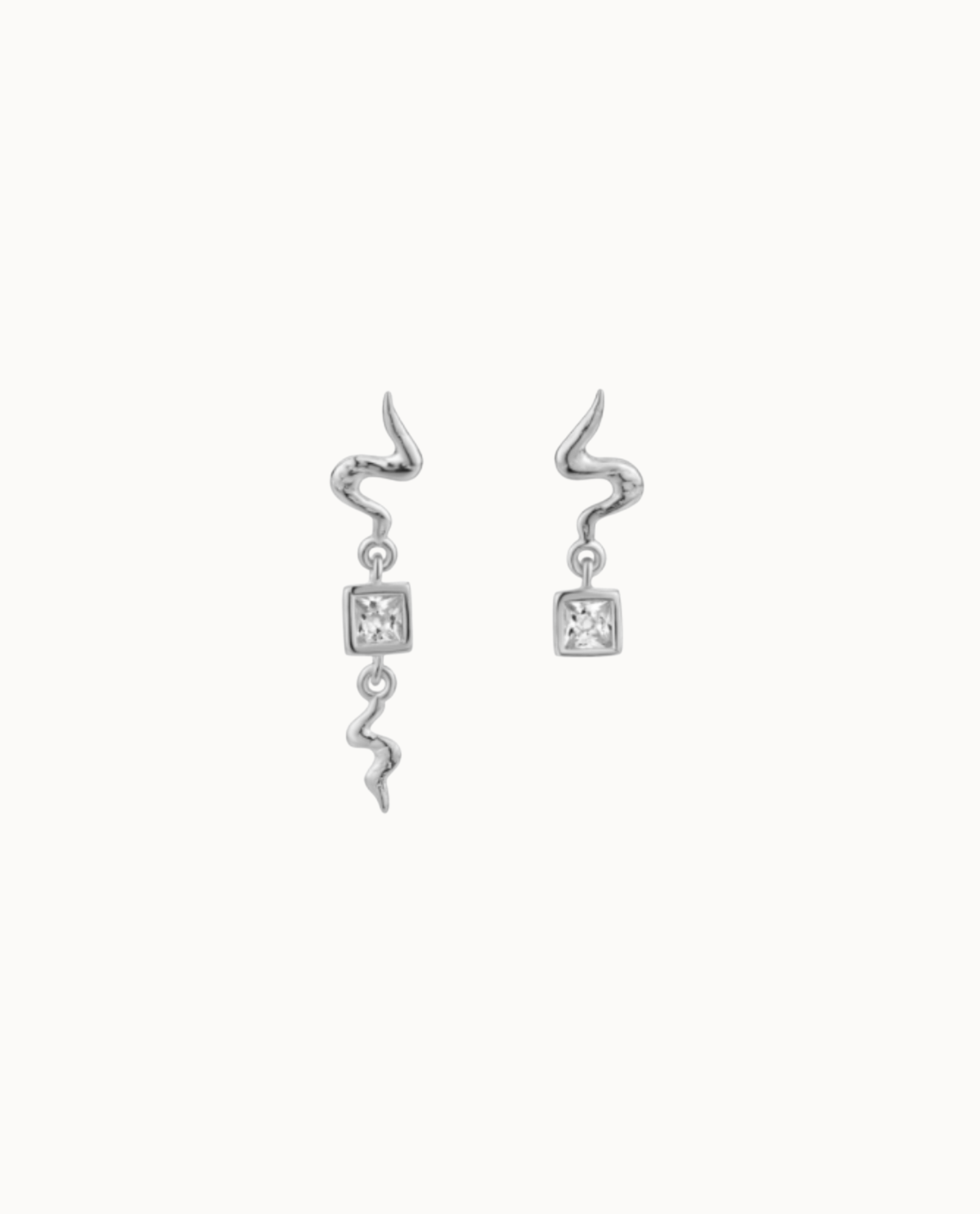 Sereia Earrings i 925 sterlingsølv – asymmetriske øreringe med stor kubisk zirkon