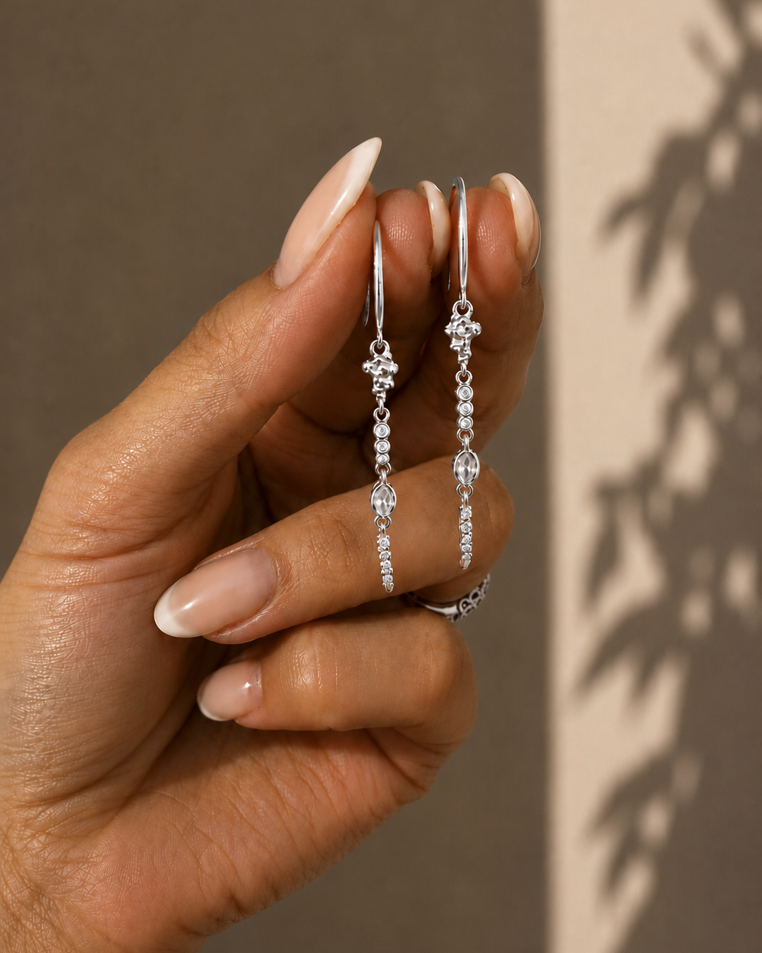 Seth earrings in 925 sterling silver with narrow lines and teardrop elements