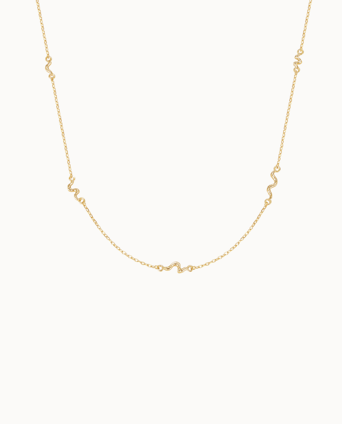 Shesha halsband i 18K förgyllt sterlingsilver med smal kedja och tvinnade detaljer