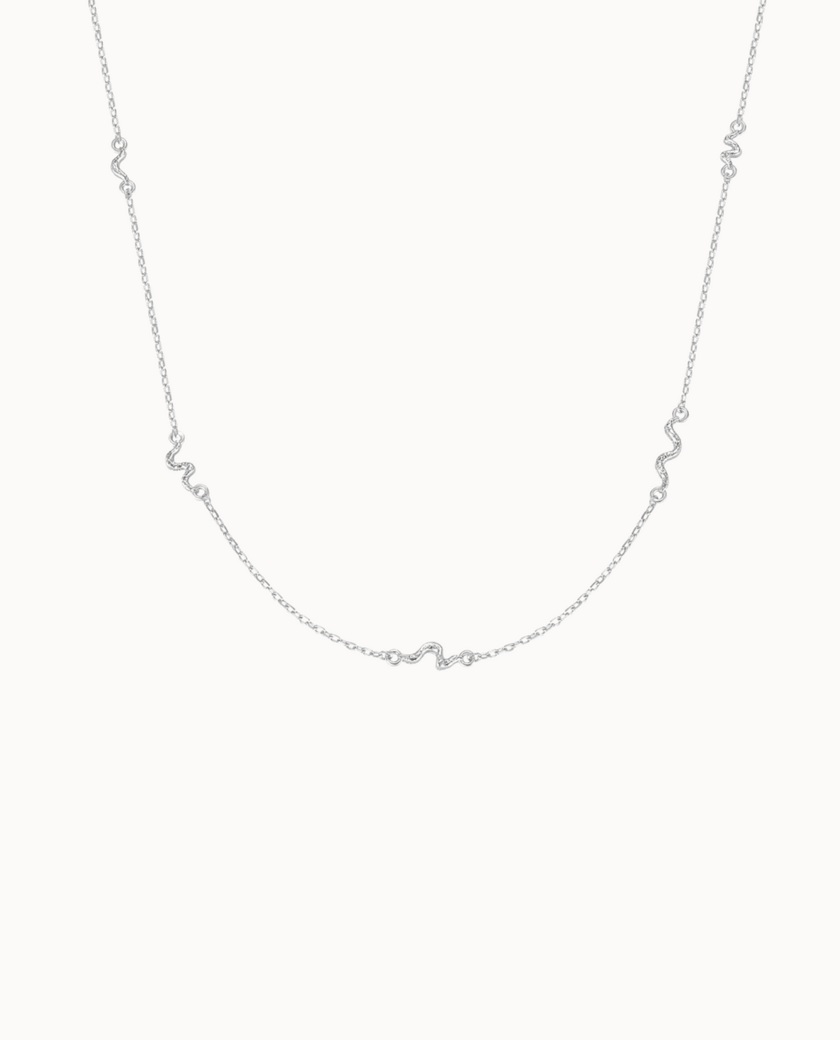 Shesha Halskette aus 925er Sterlingsilber mit schlanker Kette und gedrehten Details