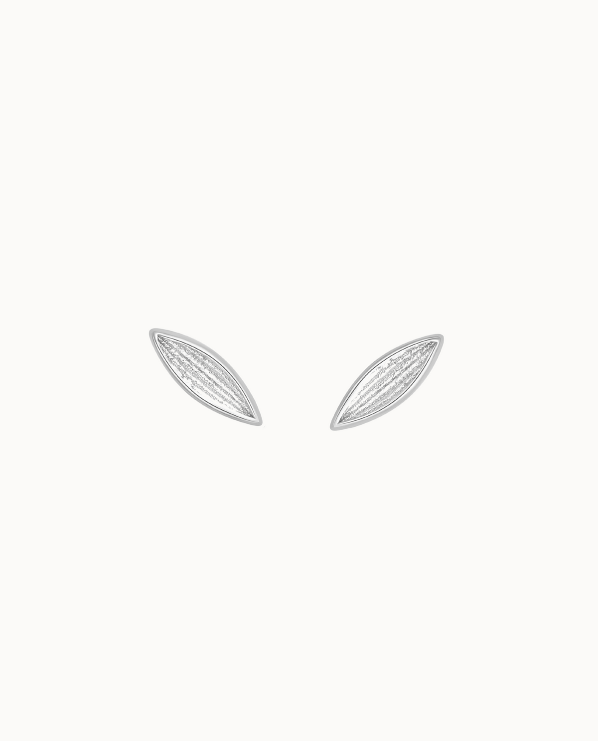 Shi Petite Studs in 925 sterling zilver – kleine oorknopjes in de vorm van een bamboeblad