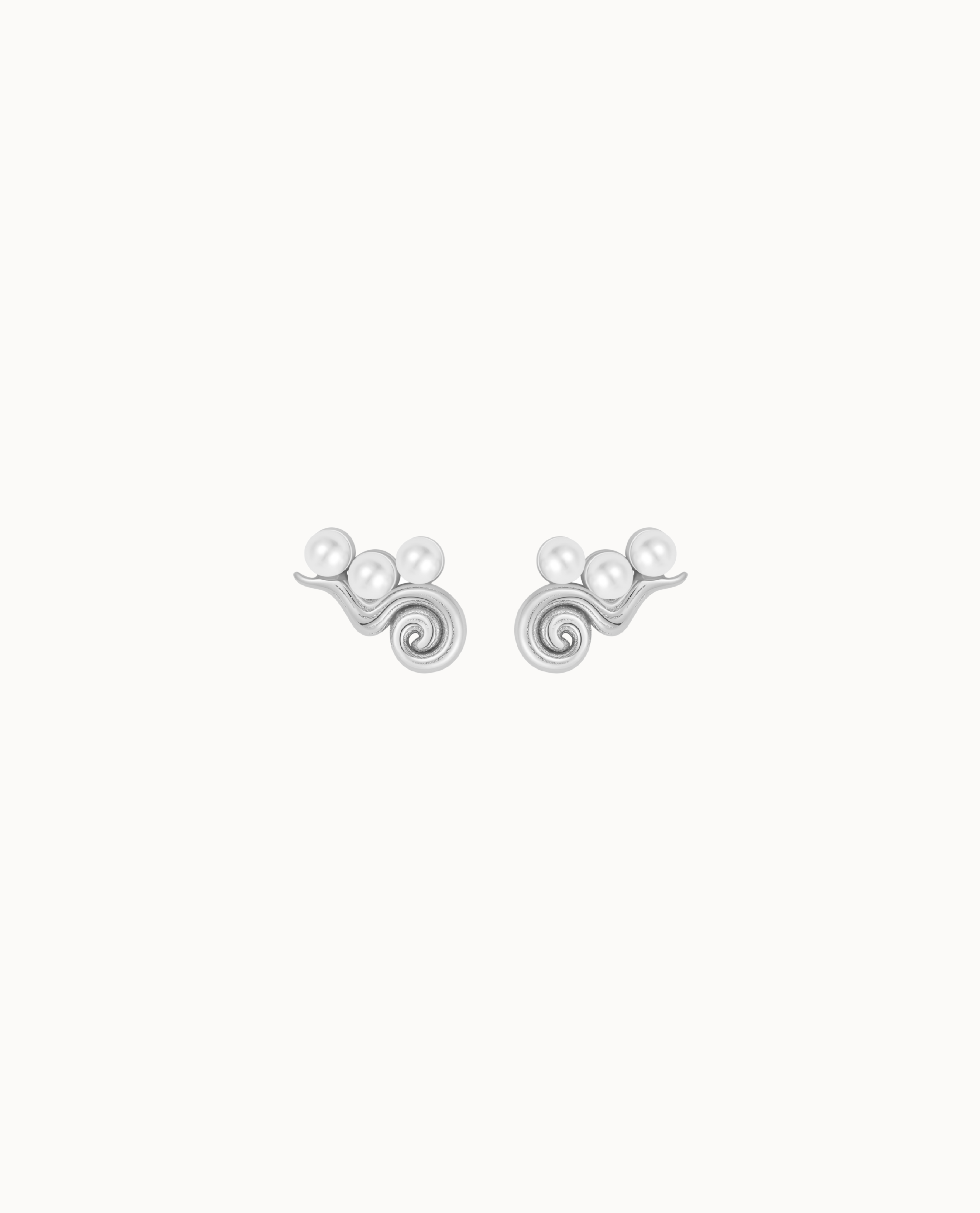 Sidra örhängen i 925 sterlingsilver med tre små skalpärlor