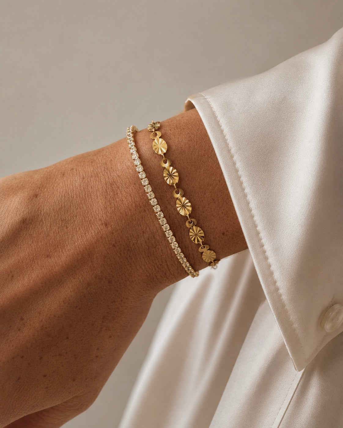 Forgyldt Soleil armbånd med elegante soldetaljer