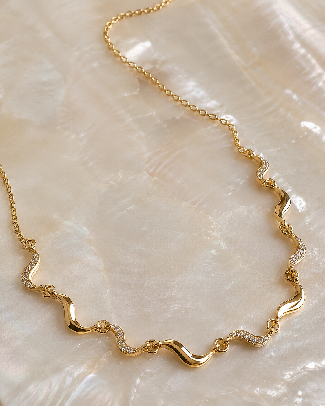 Stella Necklace i forgyldt sølv – elegant kæde med små vedhæng