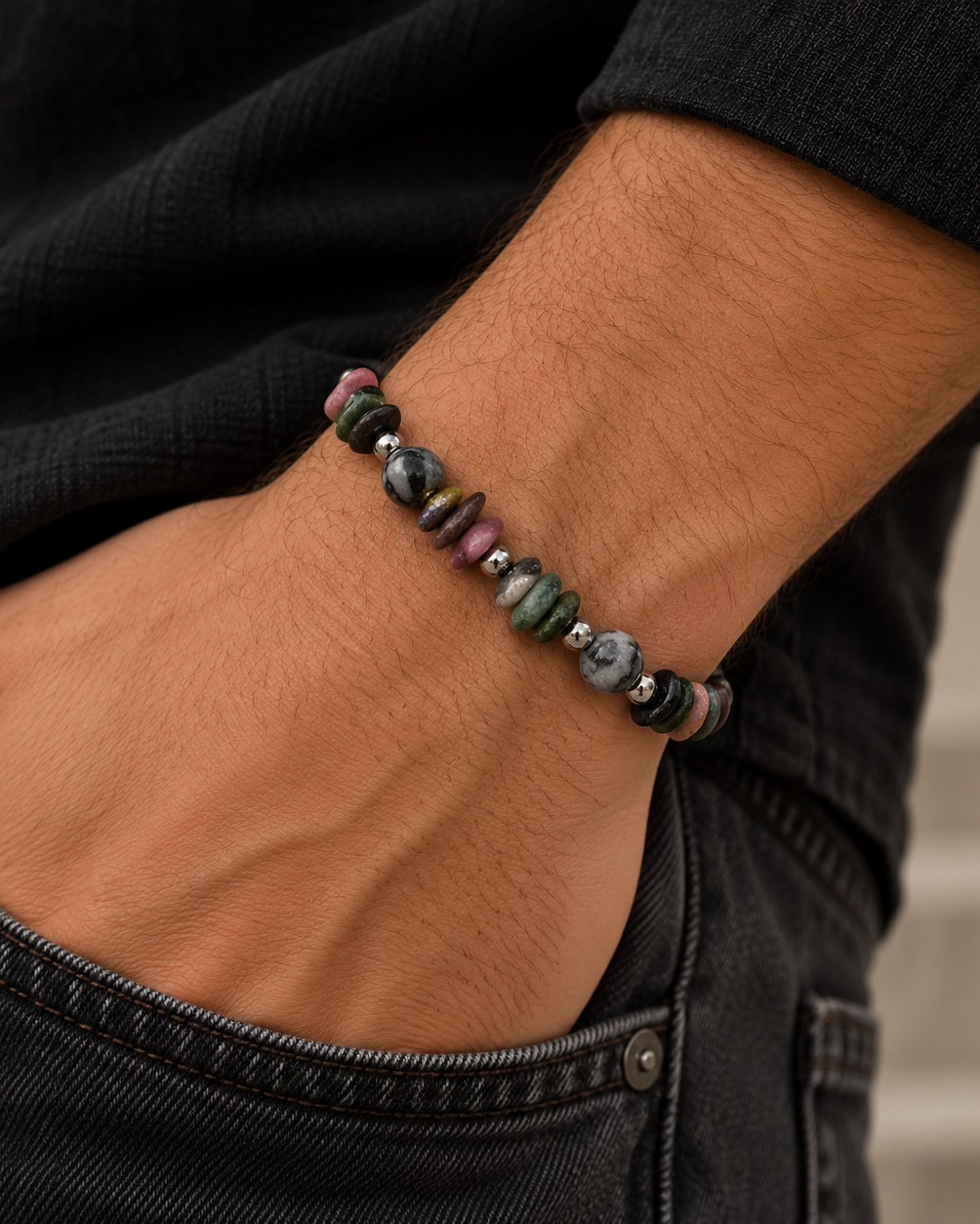 Stone Armband für Herren mit mehrfarbigen Natursteinen und silberfarbenen Details aus Stahl