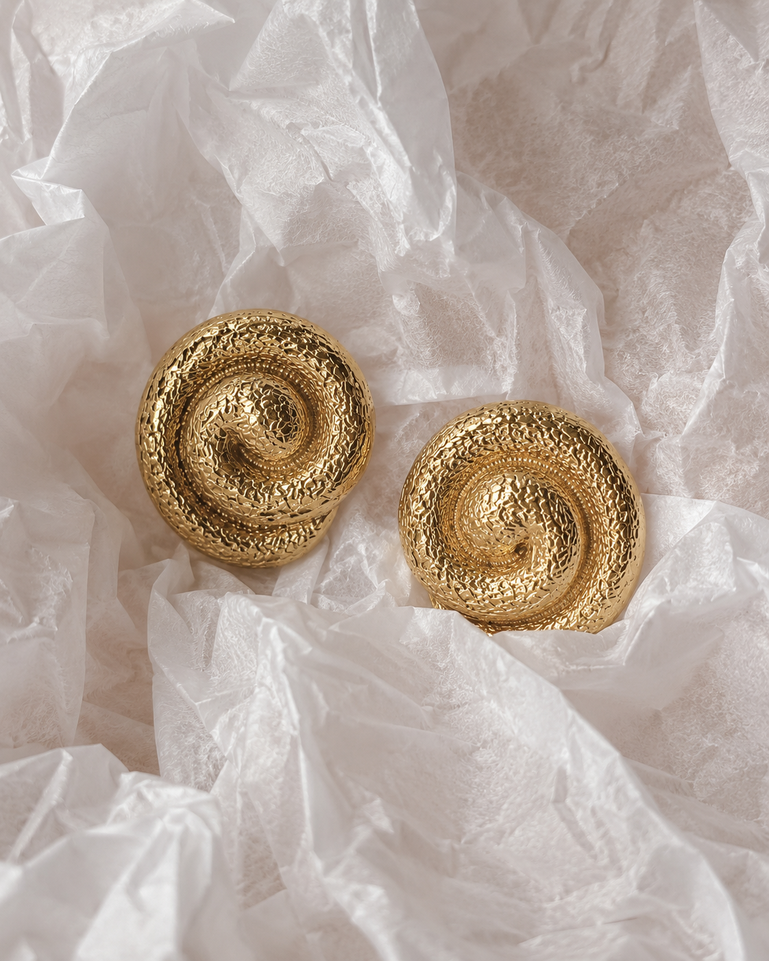 Swirl Ohrringe mit charakteristischem Spiraldesign aus vergoldetem Edelstahl