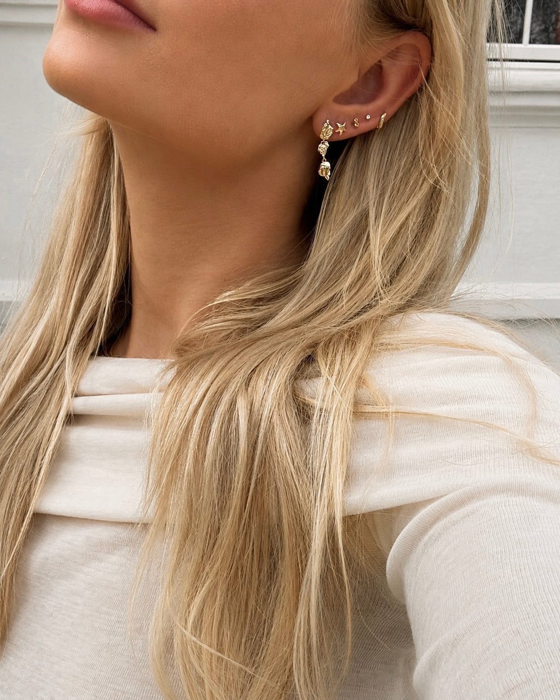 Tao Petite Studs og Ahi Earrings i 18K forgyldt sterlingsølv stylet sammen
