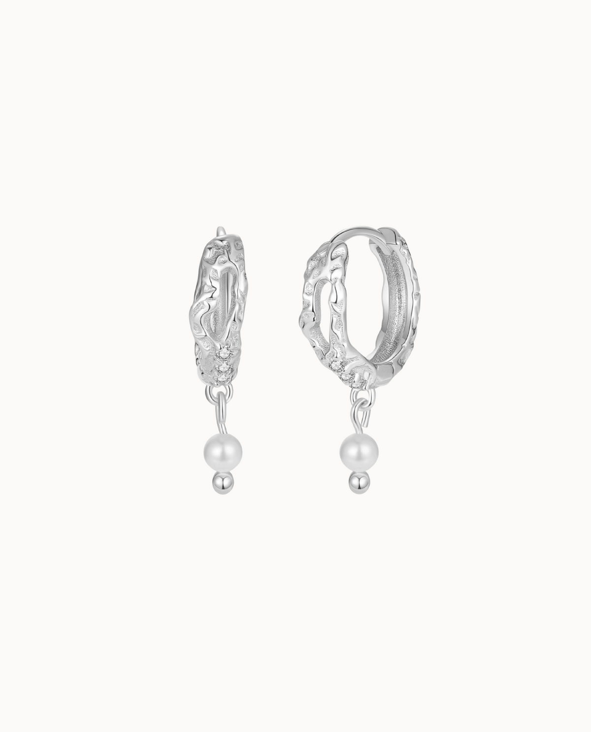 Tasi Earrings i 925 sterlingsølv med banket overflade og små zirkoner