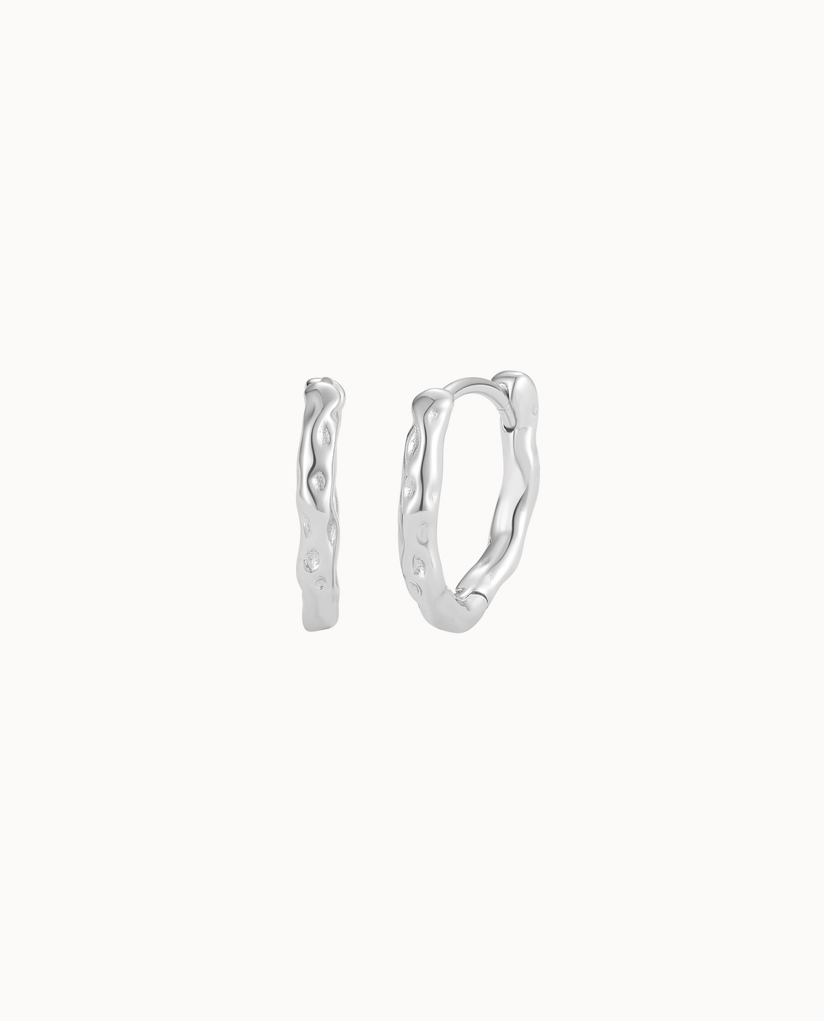 Thalassa oorbellen in 925 sterling zilver met klassieke creoolvorm en organisch oppervlak