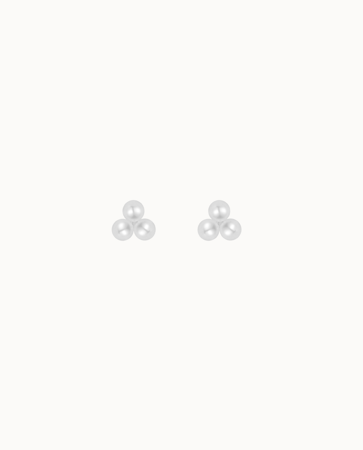 Tulia Petite Studs in 925 sterling zilver met drie kleine schelpparels