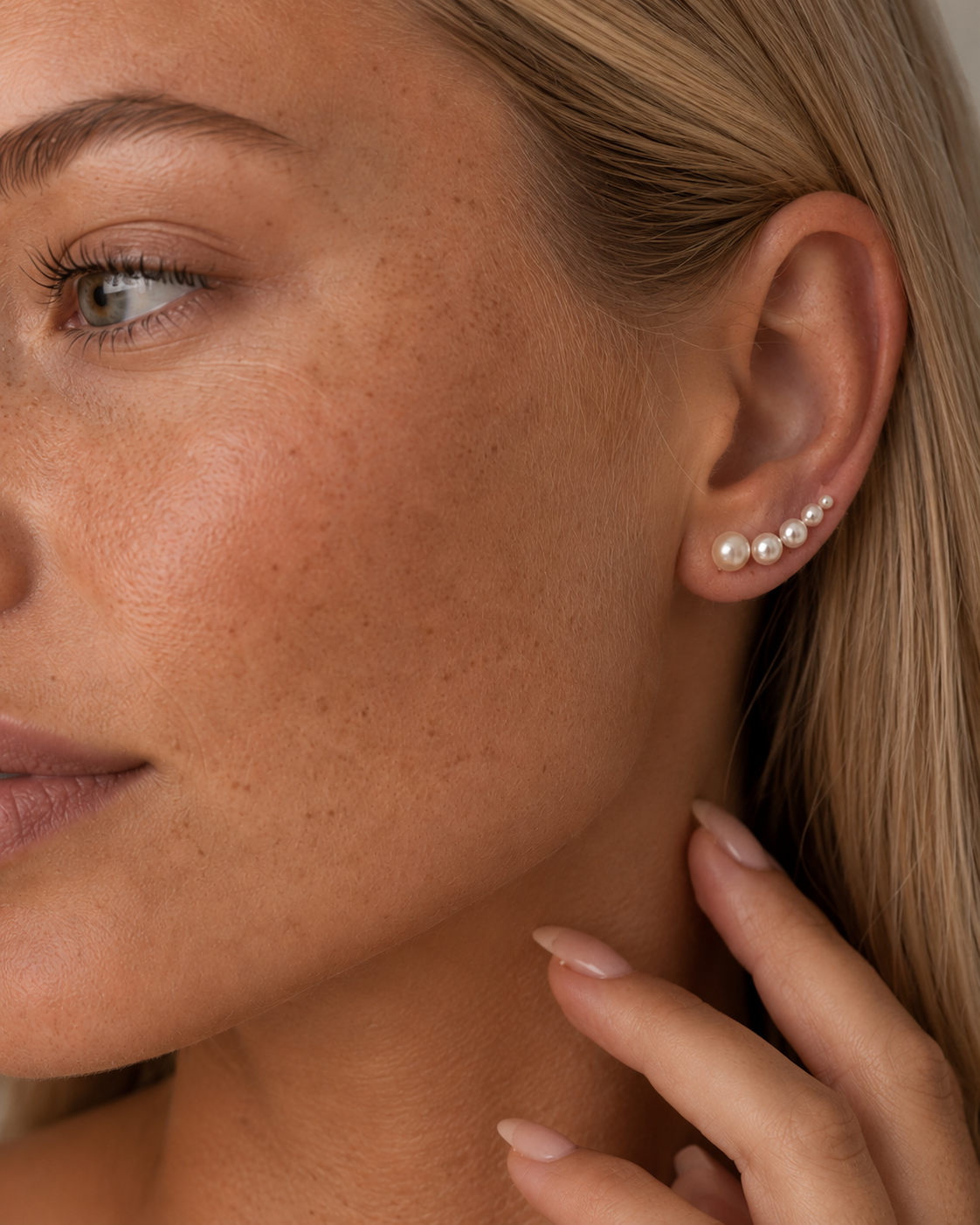 Varuna ear climber i sølv med klassisk perledesign