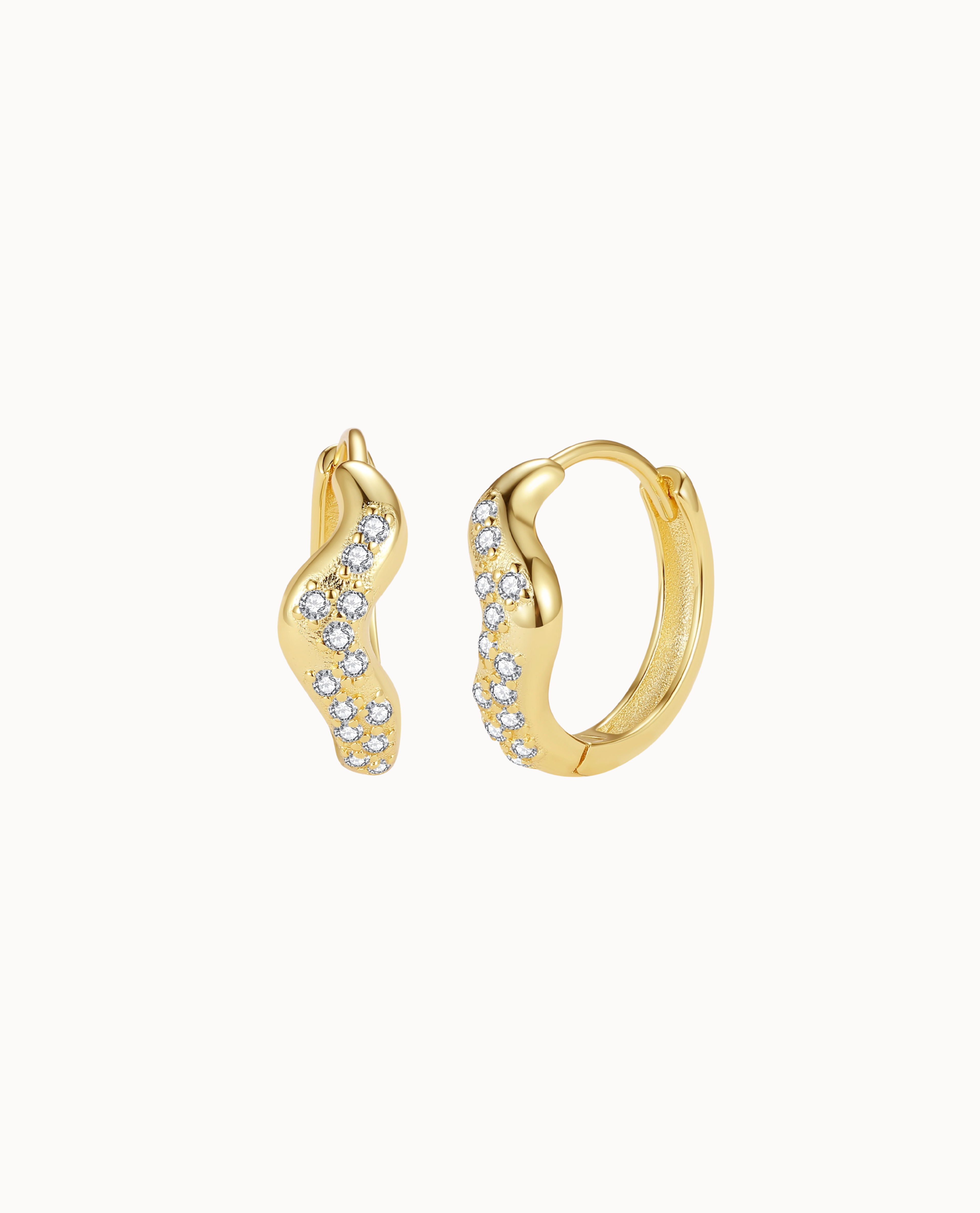 Vega Earrings i 18K forgyldt sterlingsølv – bølgende hoops fyldt med zirkoner