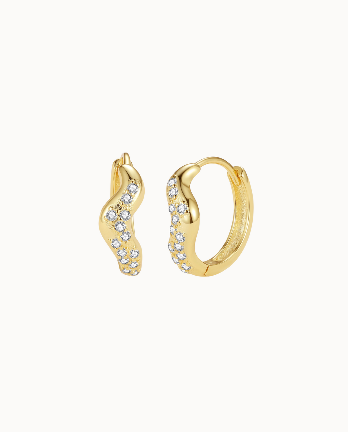 Vega Earrings i 18K forgyldt sterlingsølv – bølgende hoops fyldt med zirkoner