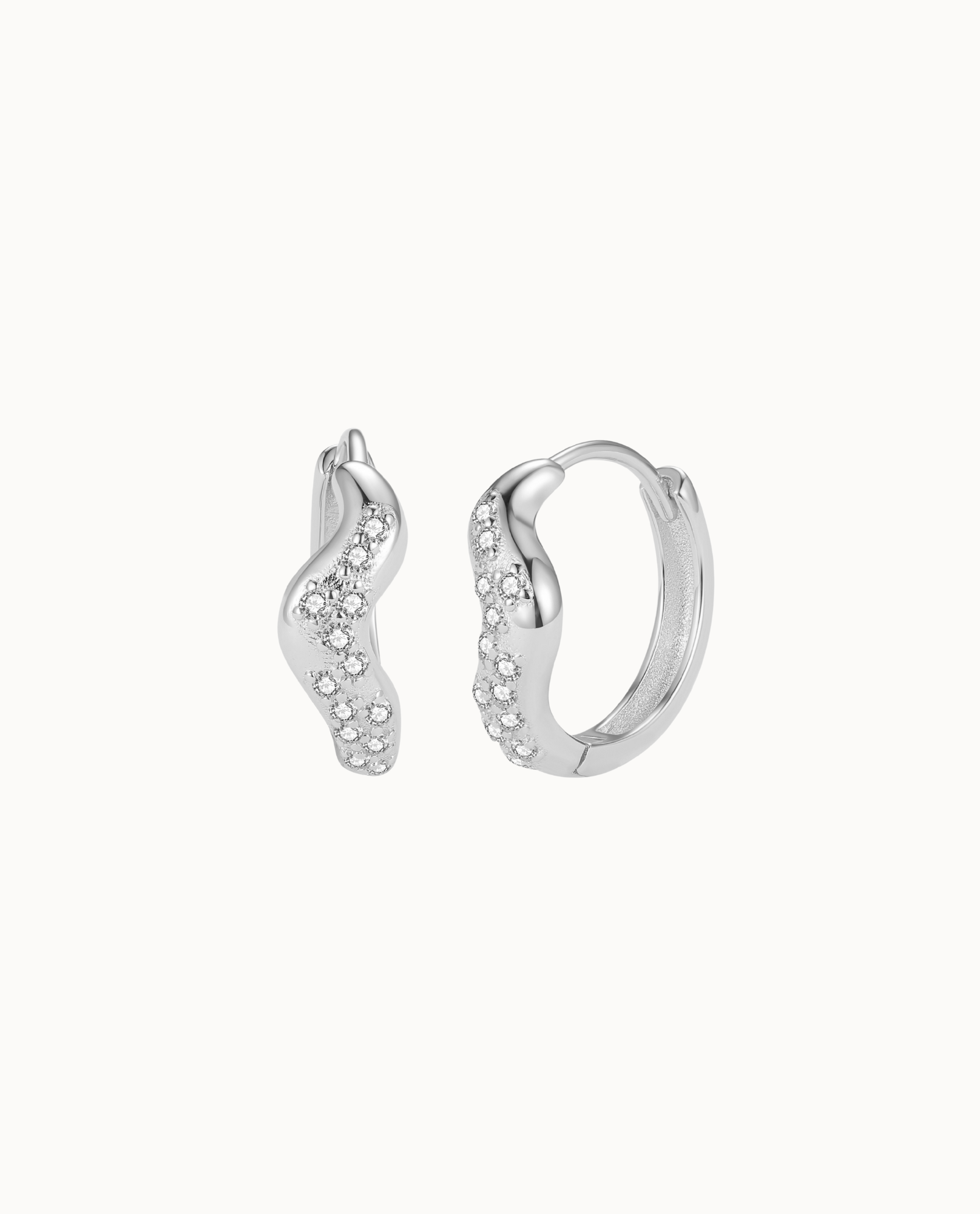 Vega Earrings aus 925er Sterlingsilber – gewellte Creolen, besetzt mit Zirkonen